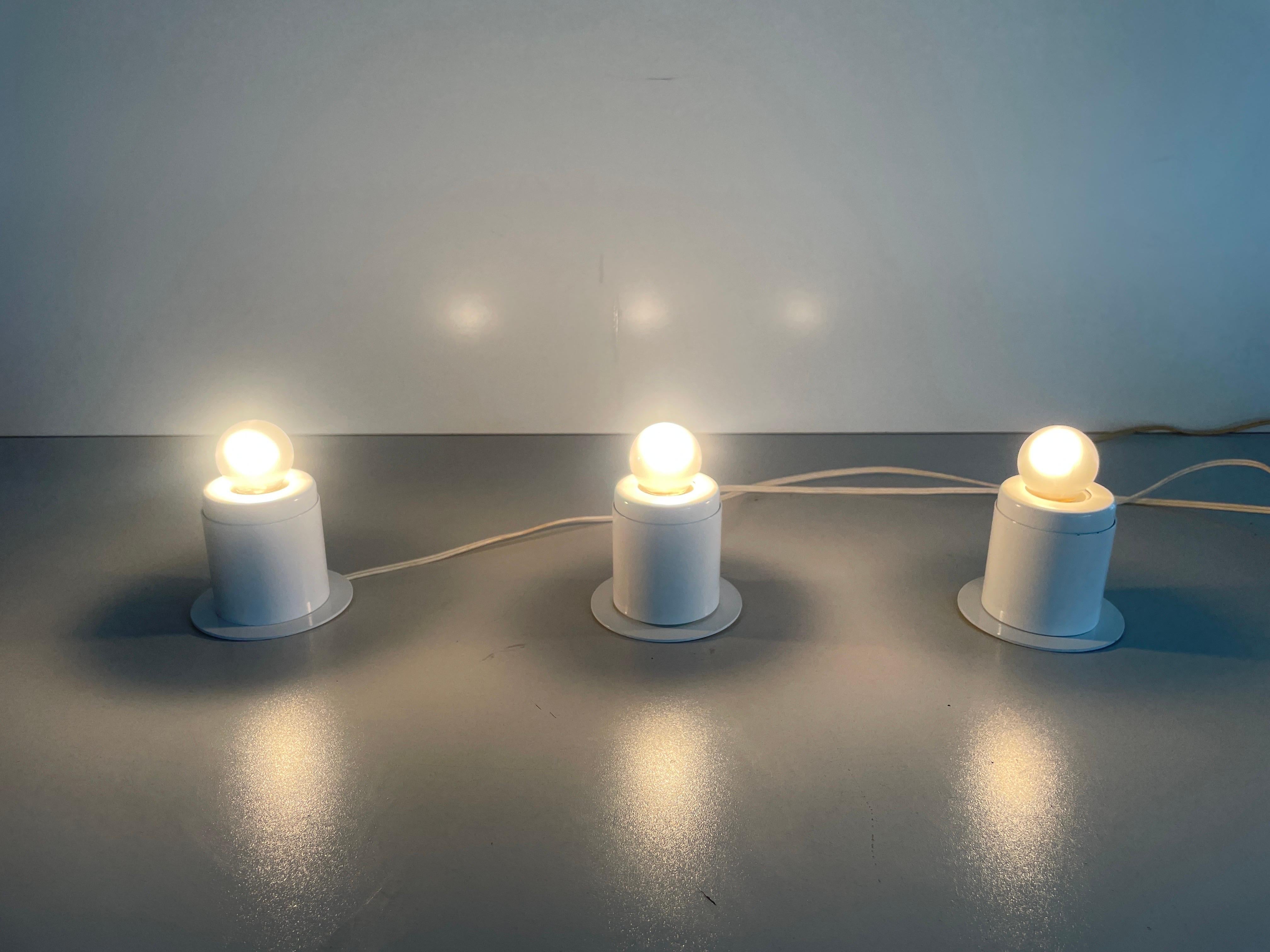 Métal Ensemble de 3 lampes murales en métal blanc au design minimal Attr. à Artemide, années 1970, Italie en vente