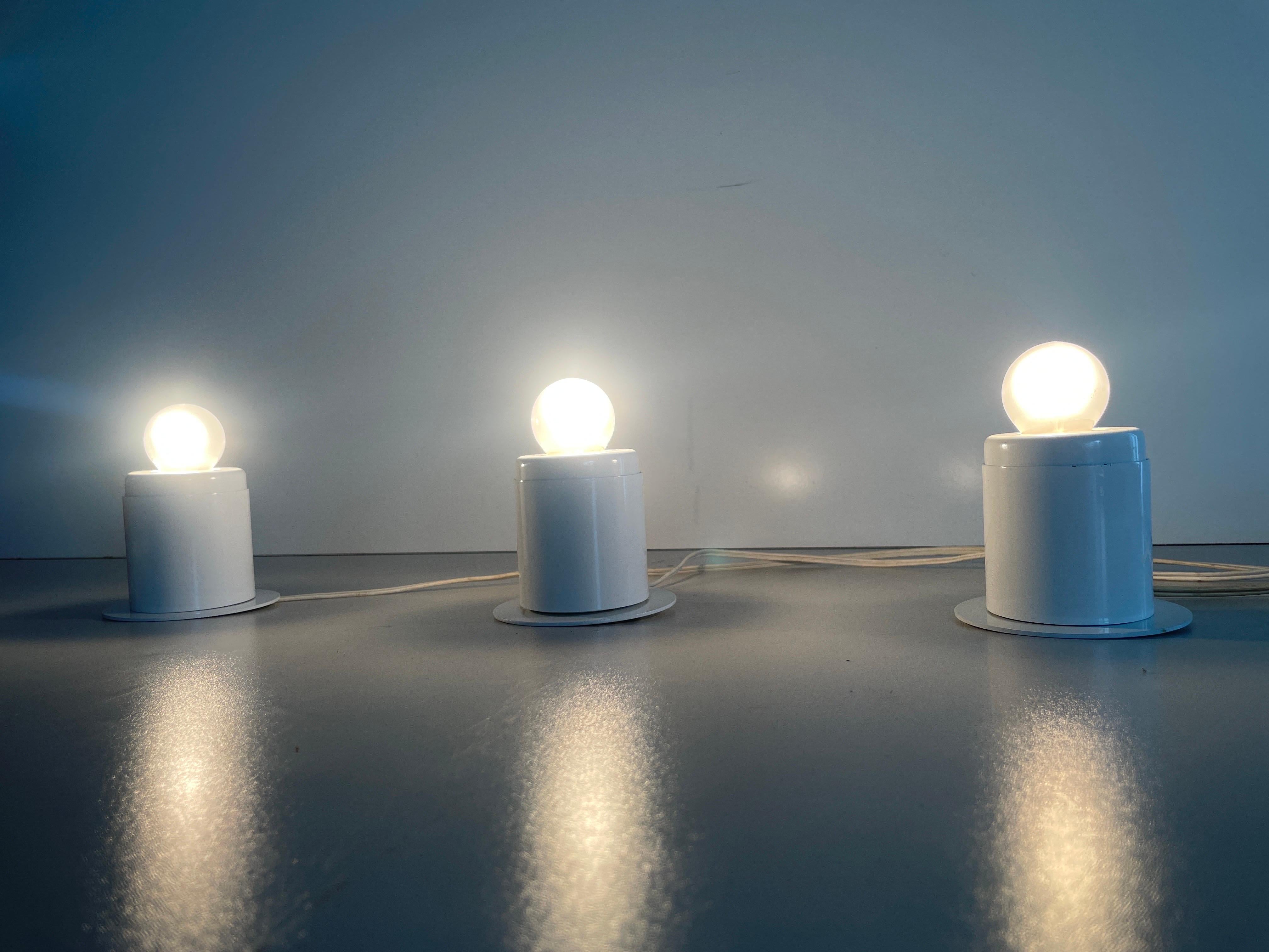 Ensemble de 3 lampes murales en métal blanc au design minimal Attr. à Artemide, années 1970, Italie en vente 1