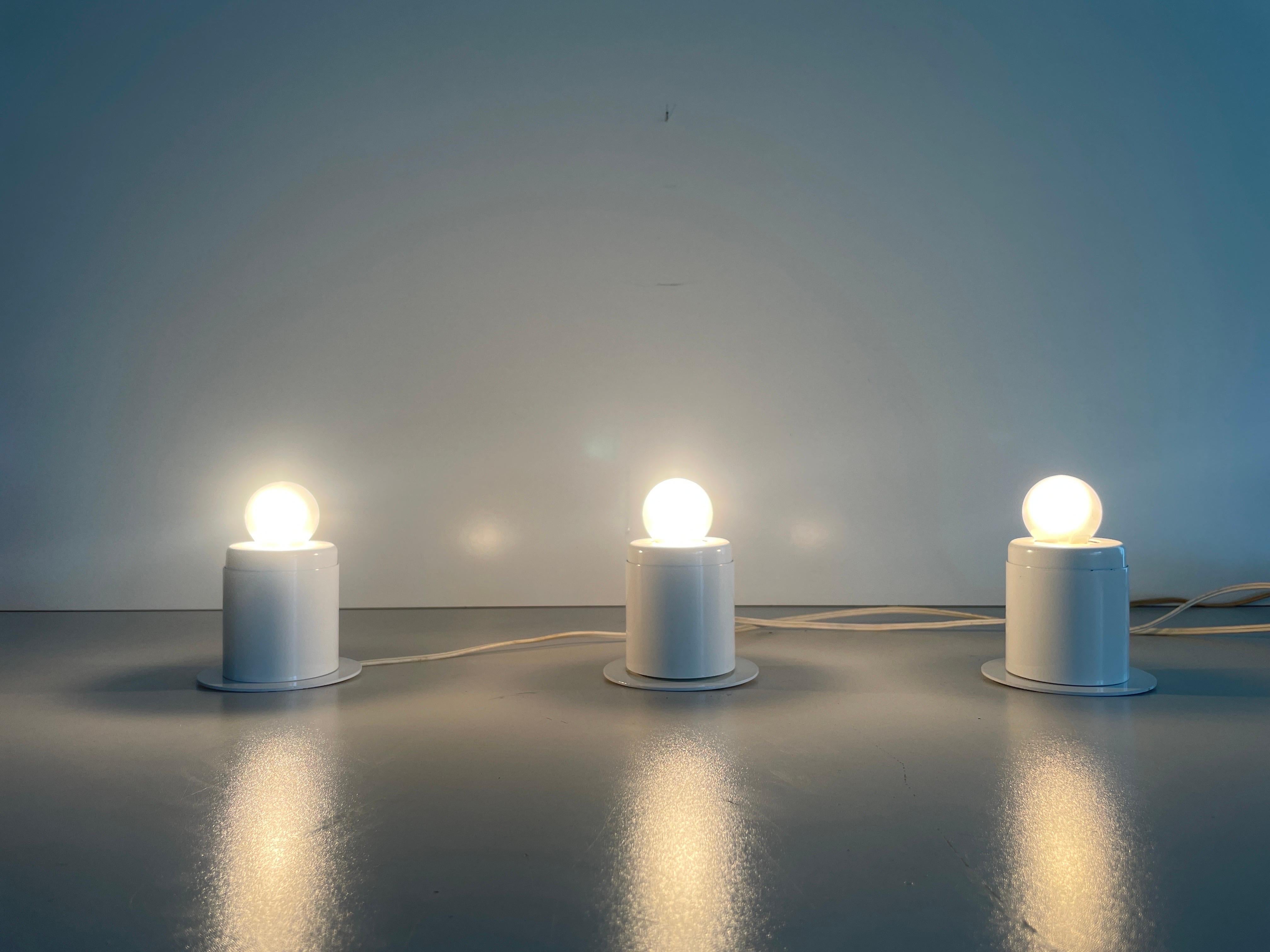 Ensemble de 3 lampes murales en métal blanc au design minimal Attr. à Artemide, années 1970, Italie en vente 2