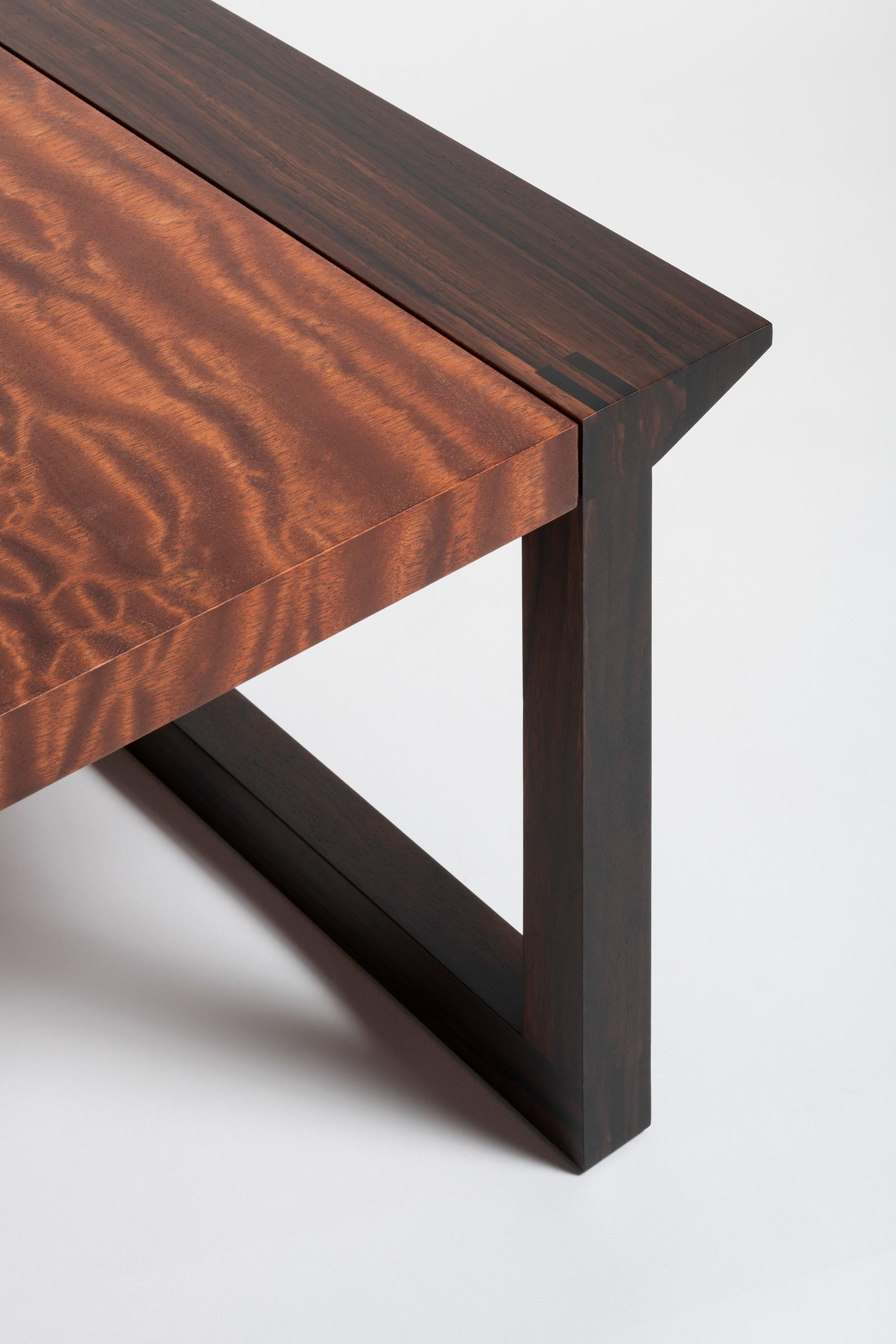 italien Table basse pommel minimaliste en ébène et acajou CMP Design pour Giordano Vigan en vente
