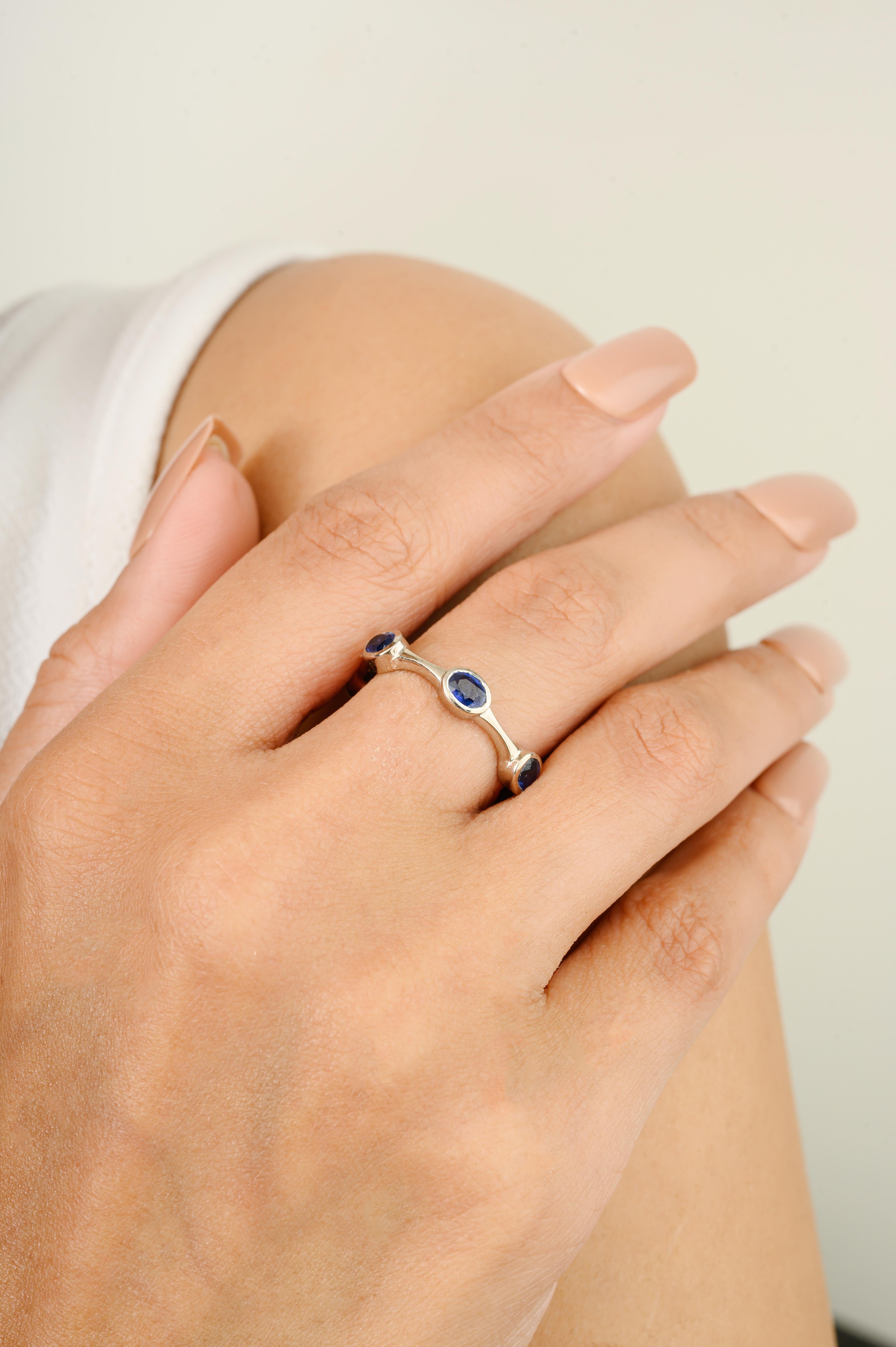 Im Angebot: Minimaler, stapelbarer, alltäglicher blauer Saphir-Ring aus 14k massivem Weißgold () 2