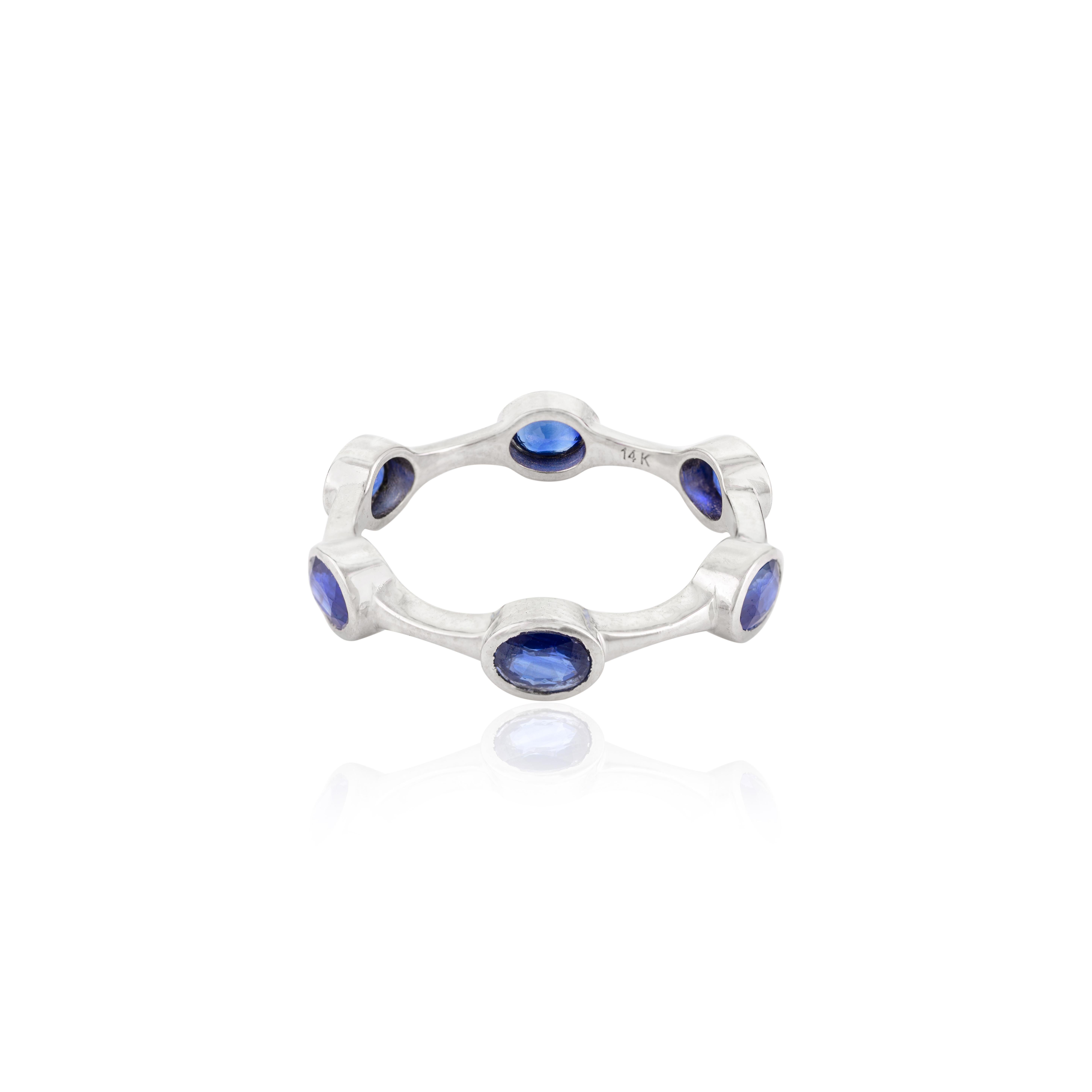 Im Angebot: Minimaler, stapelbarer, alltäglicher blauer Saphir-Ring aus 14k massivem Weißgold () 3