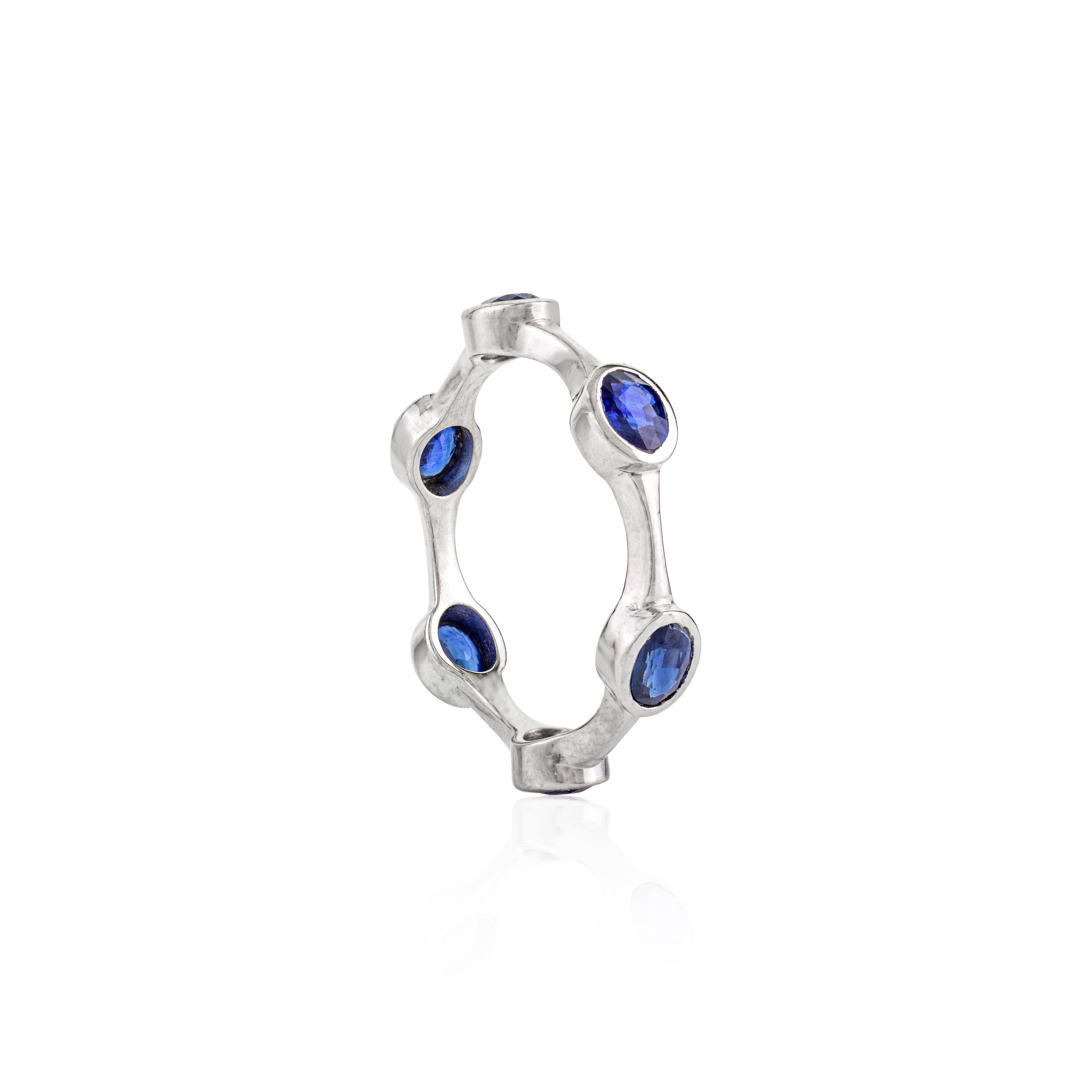 Im Angebot: Minimaler, stapelbarer, alltäglicher blauer Saphir-Ring aus 14k massivem Weißgold () 4