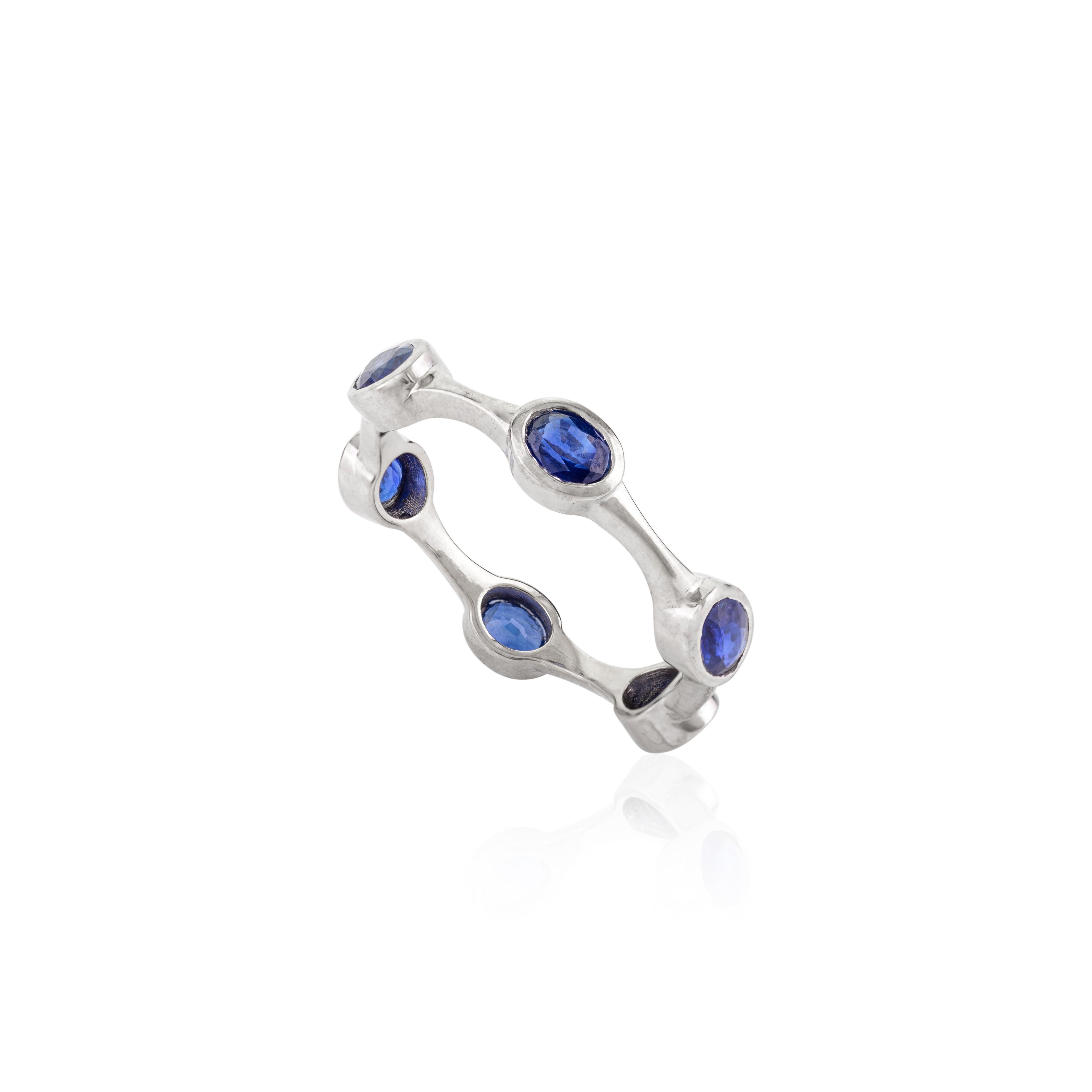 Im Angebot: Minimaler, stapelbarer, alltäglicher blauer Saphir-Ring aus 14k massivem Weißgold () 6