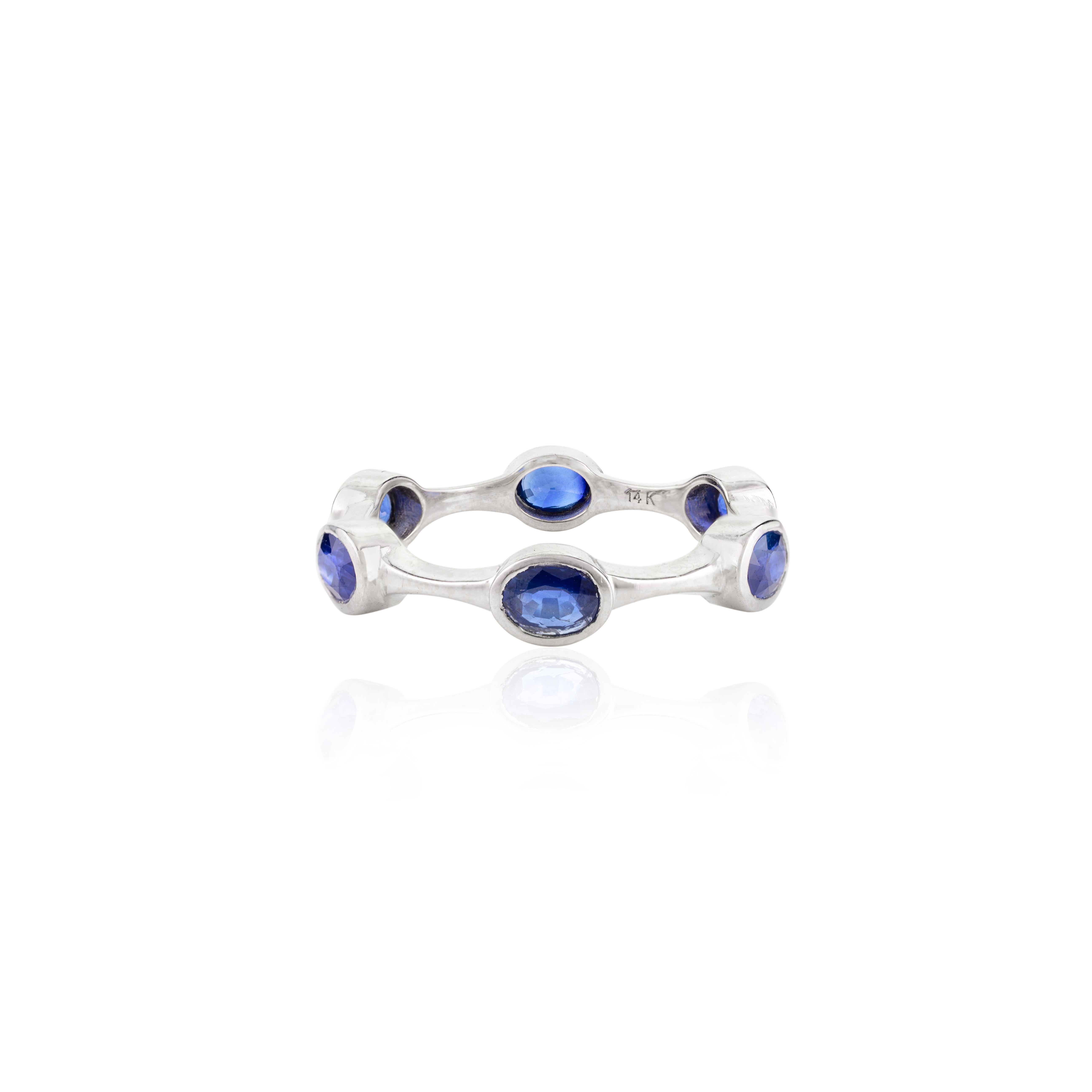 Im Angebot: Minimaler, stapelbarer, alltäglicher blauer Saphir-Ring aus 14k massivem Weißgold () 7