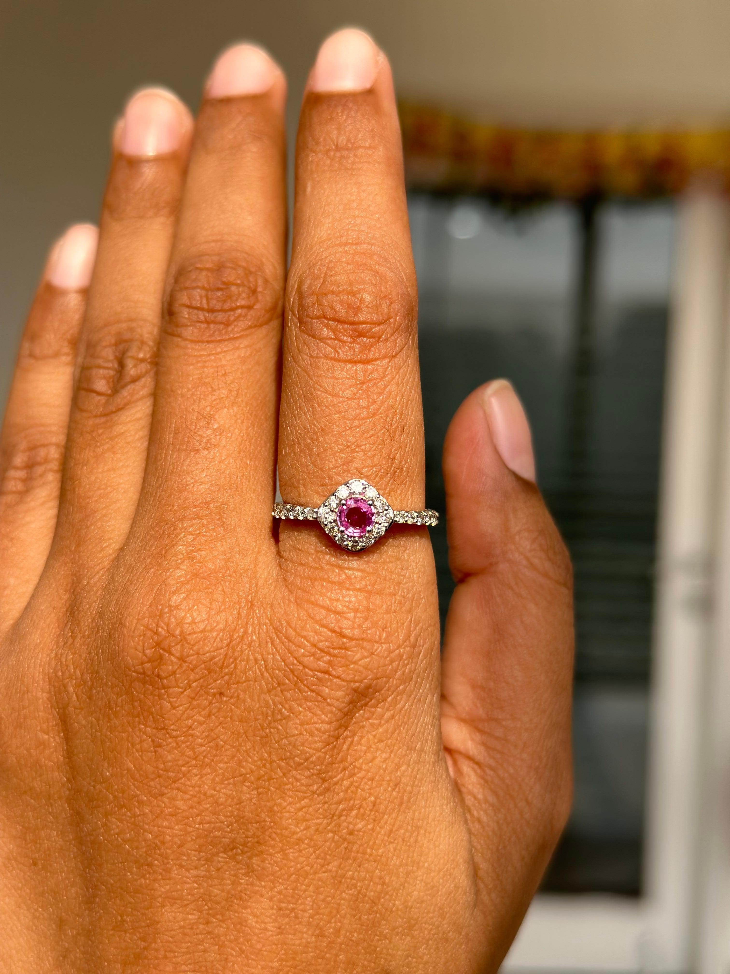 Im Angebot: Minimaler Halo-Diamant- und rosa Saphir-Ring, eingefasst in 14k massives Weißgold () 5