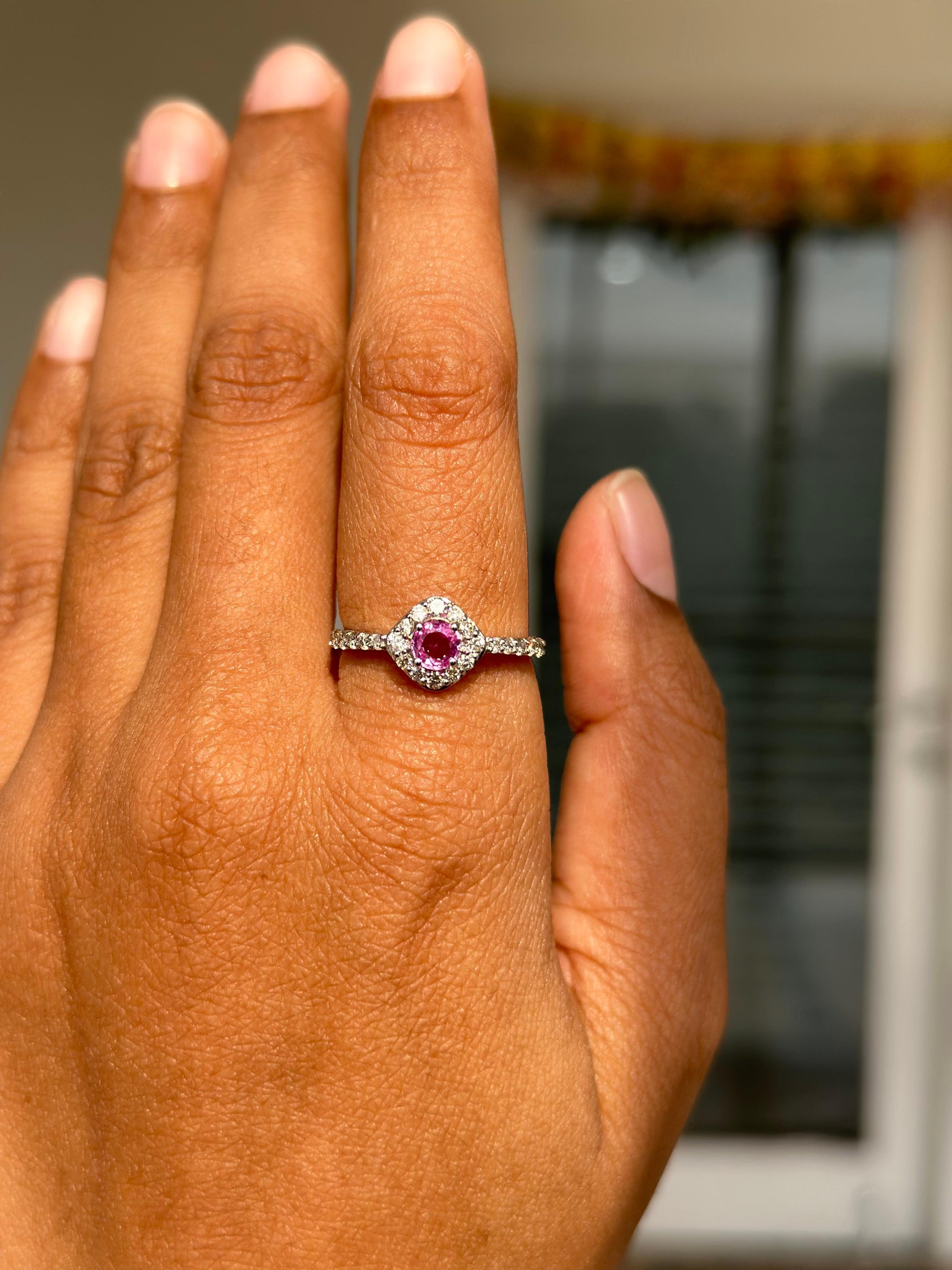 Im Angebot: Minimaler Halo-Diamant- und rosa Saphir-Ring, eingefasst in 14k massives Weißgold () 8