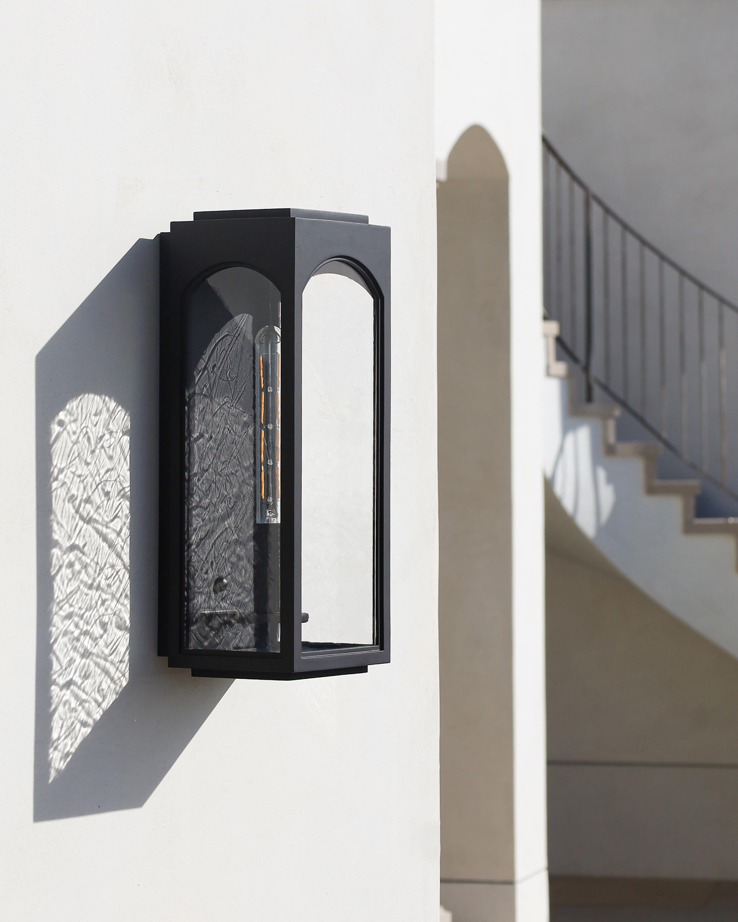 Américain Minimal Hand-Crafted Contemporary Style Arch Detail Exterior Wall Light (Applique d'extérieur Minimale fabriquée à la main) en vente
