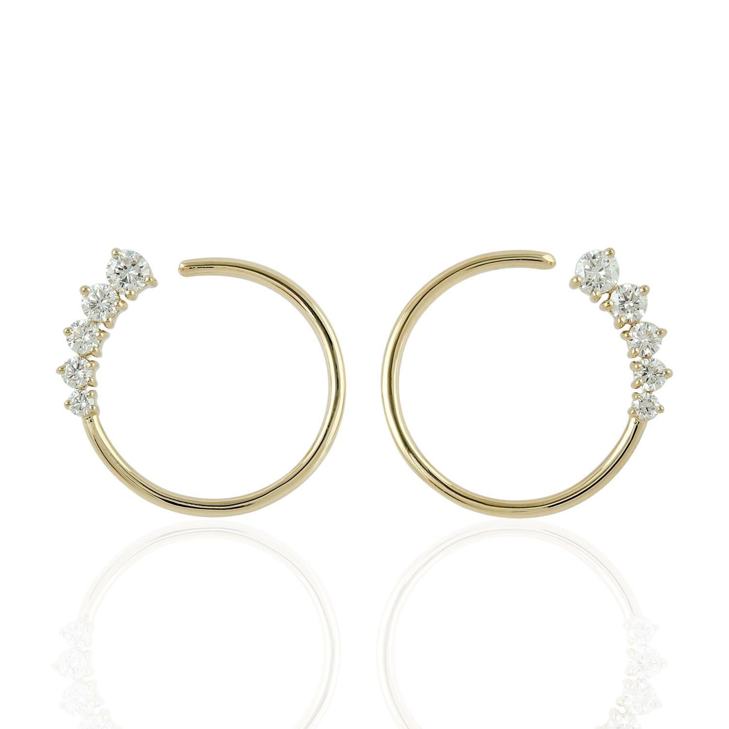 Taglio misto Orecchini a cerchio minimal con diamanti in oro giallo 18k in vendita