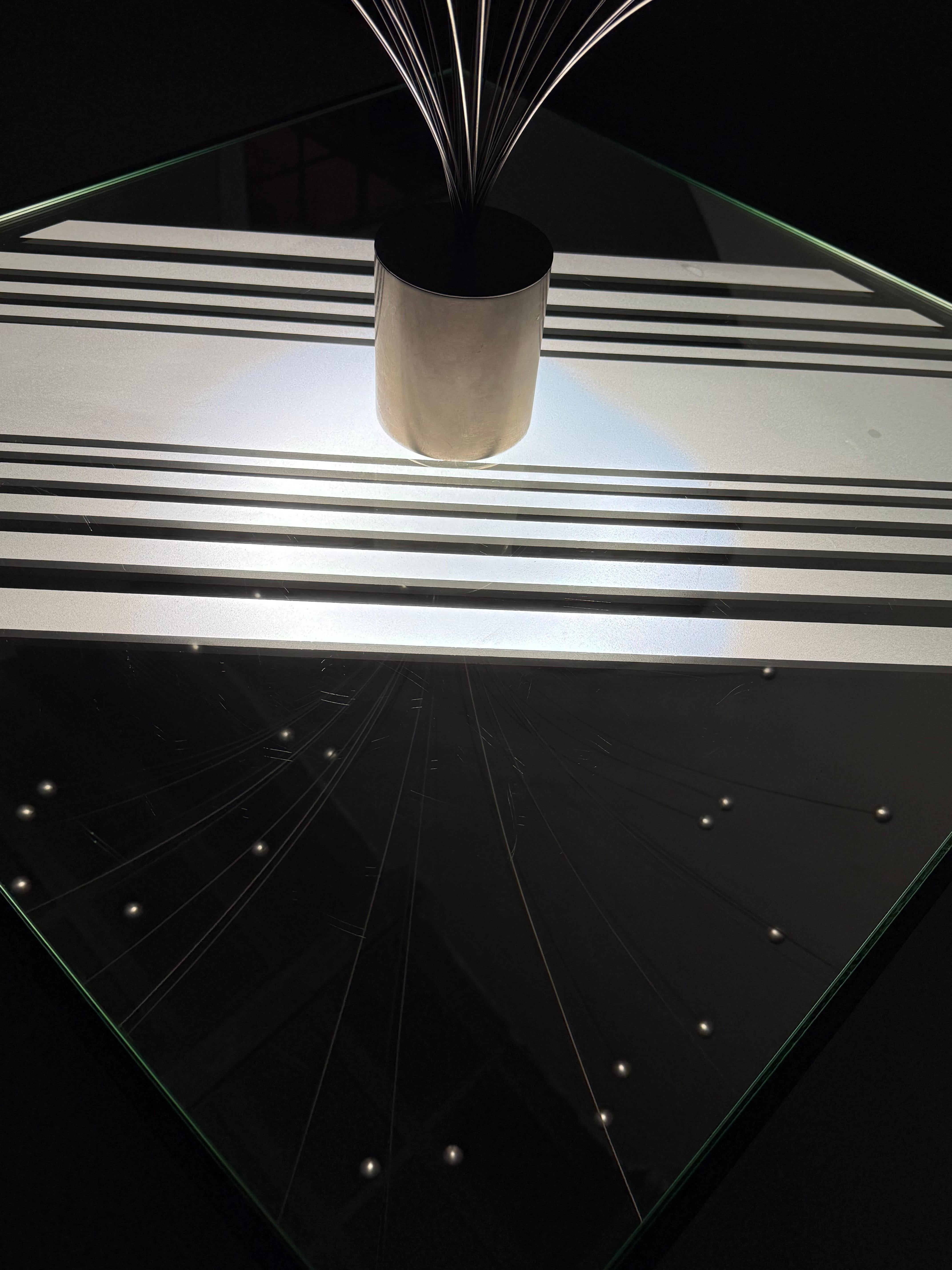 Table basse minimaliste éclairée en miroir et verre gravé Italie Circa 1980 en vente 5