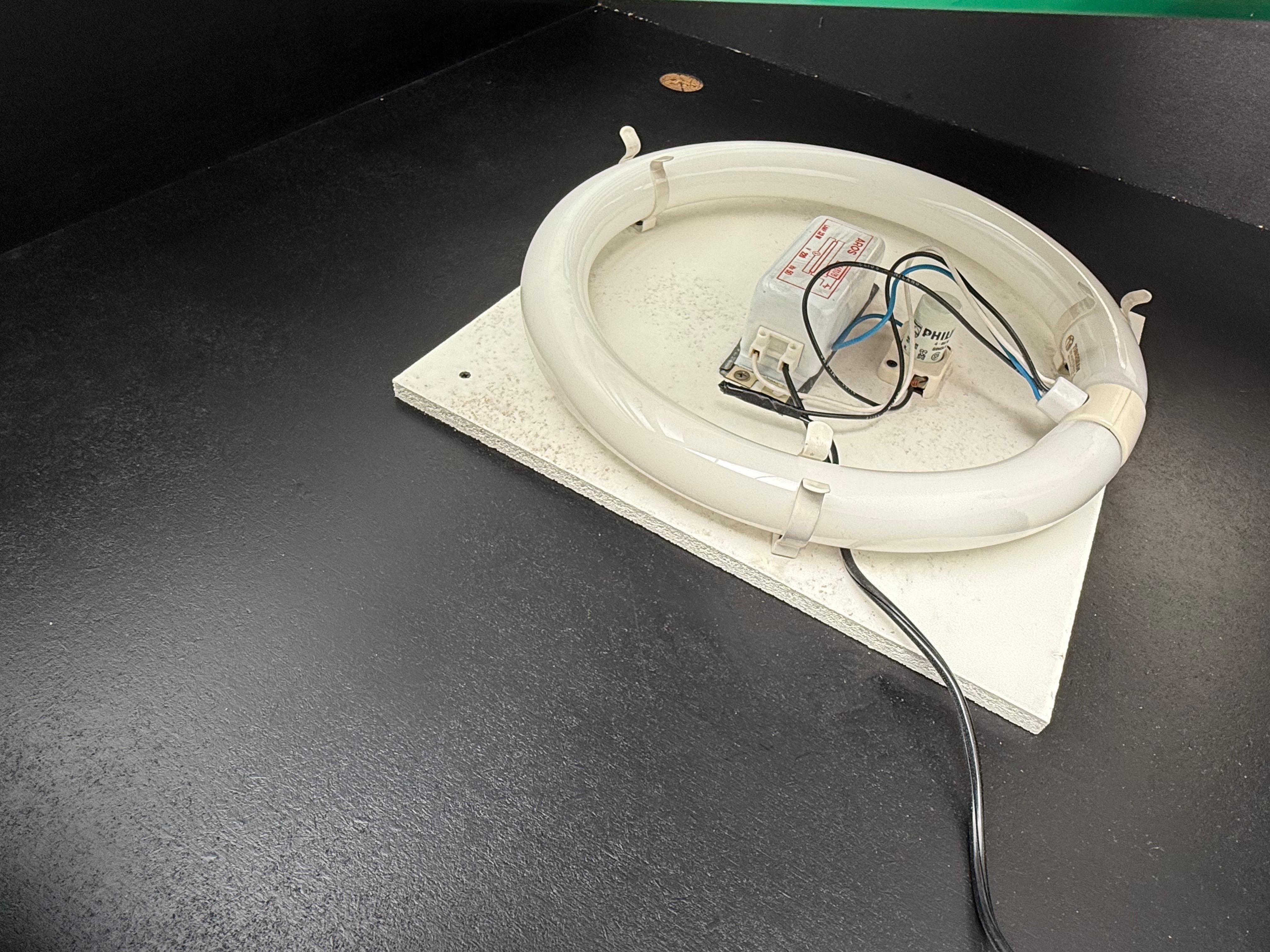 Table basse minimaliste éclairée en miroir et verre gravé Italie Circa 1980 en vente 6