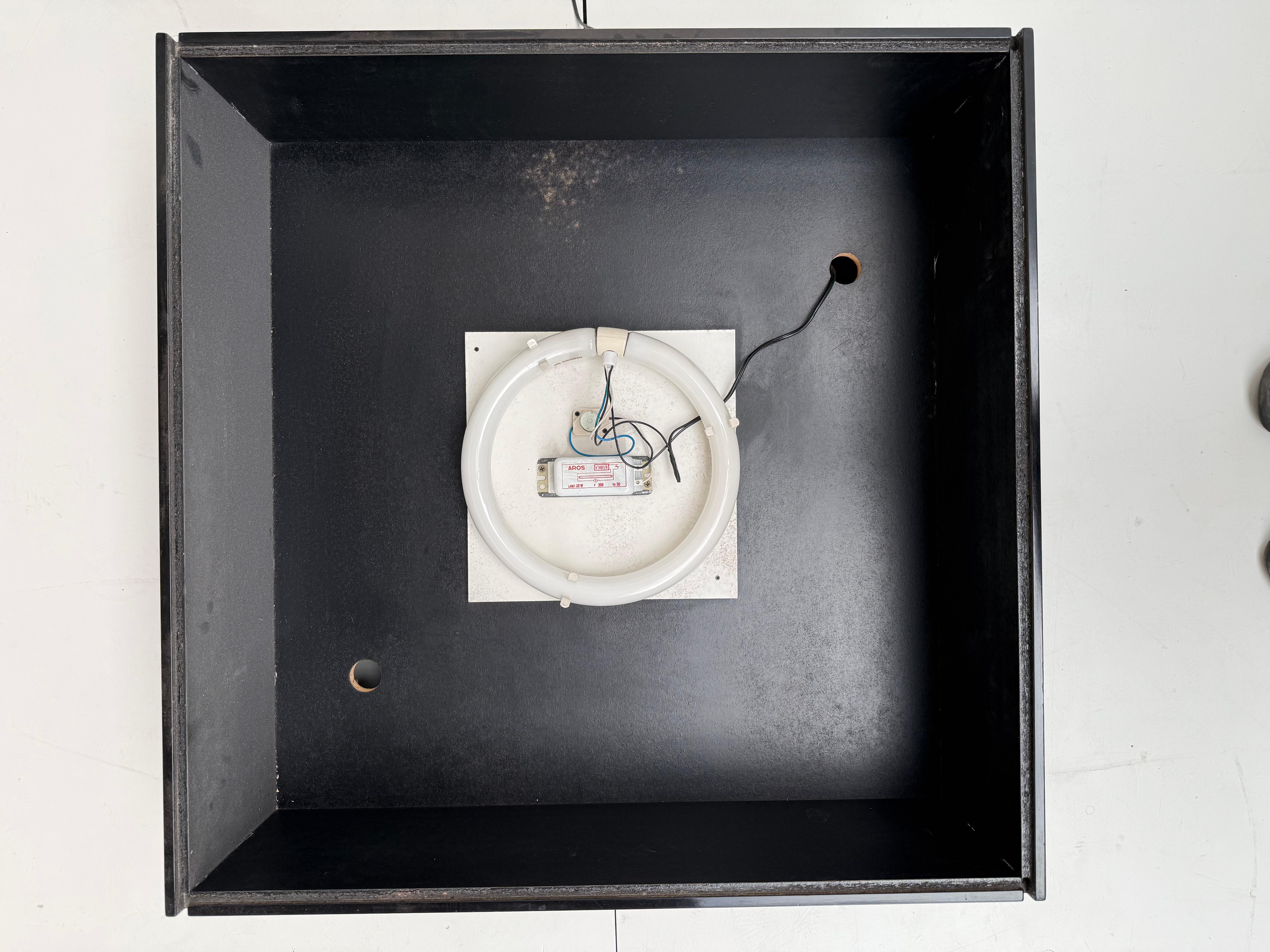 Table basse minimaliste éclairée en miroir et verre gravé Italie Circa 1980 en vente 7