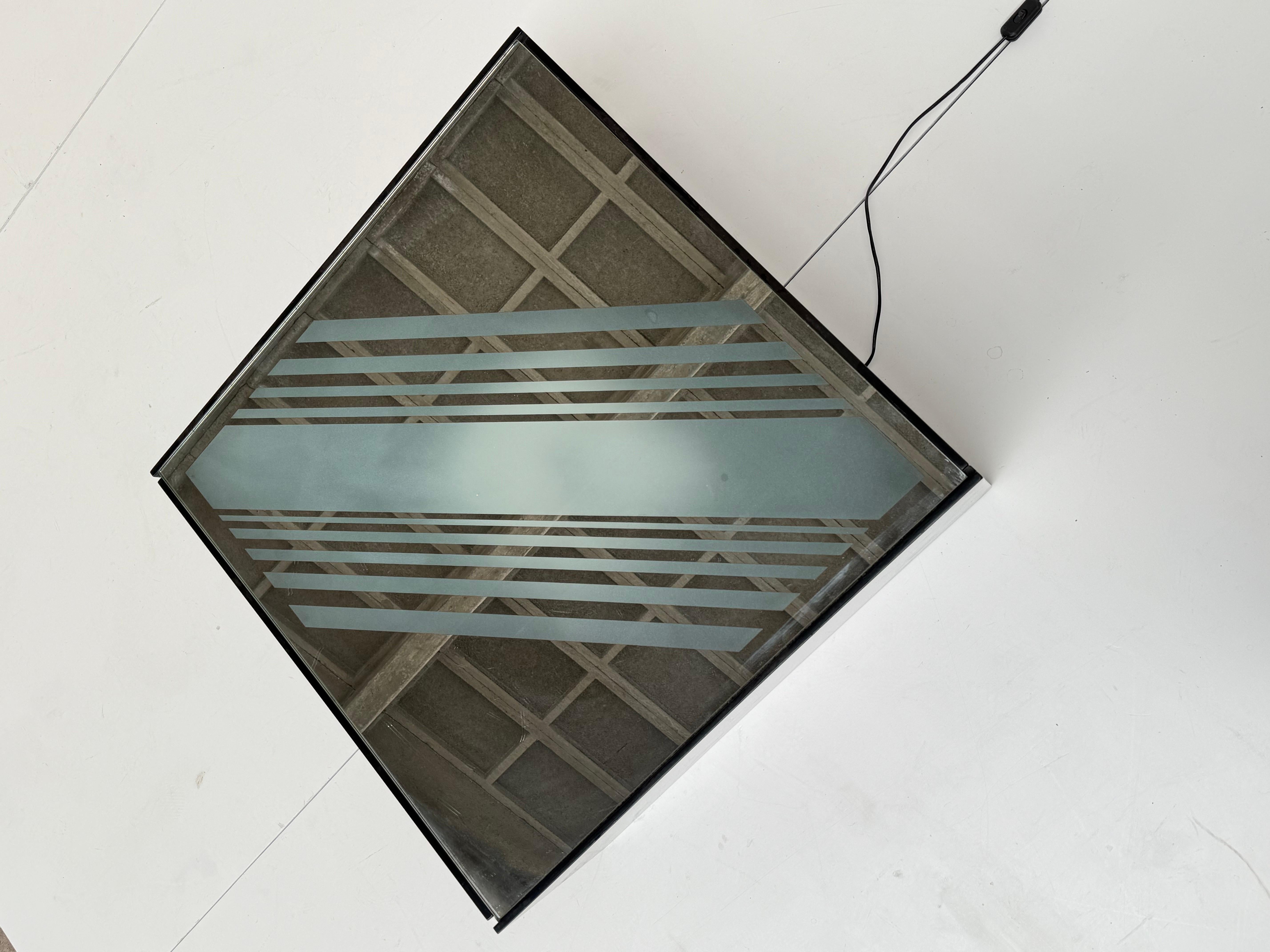 Table basse minimaliste éclairée en miroir et verre gravé Italie Circa 1980 en vente 9