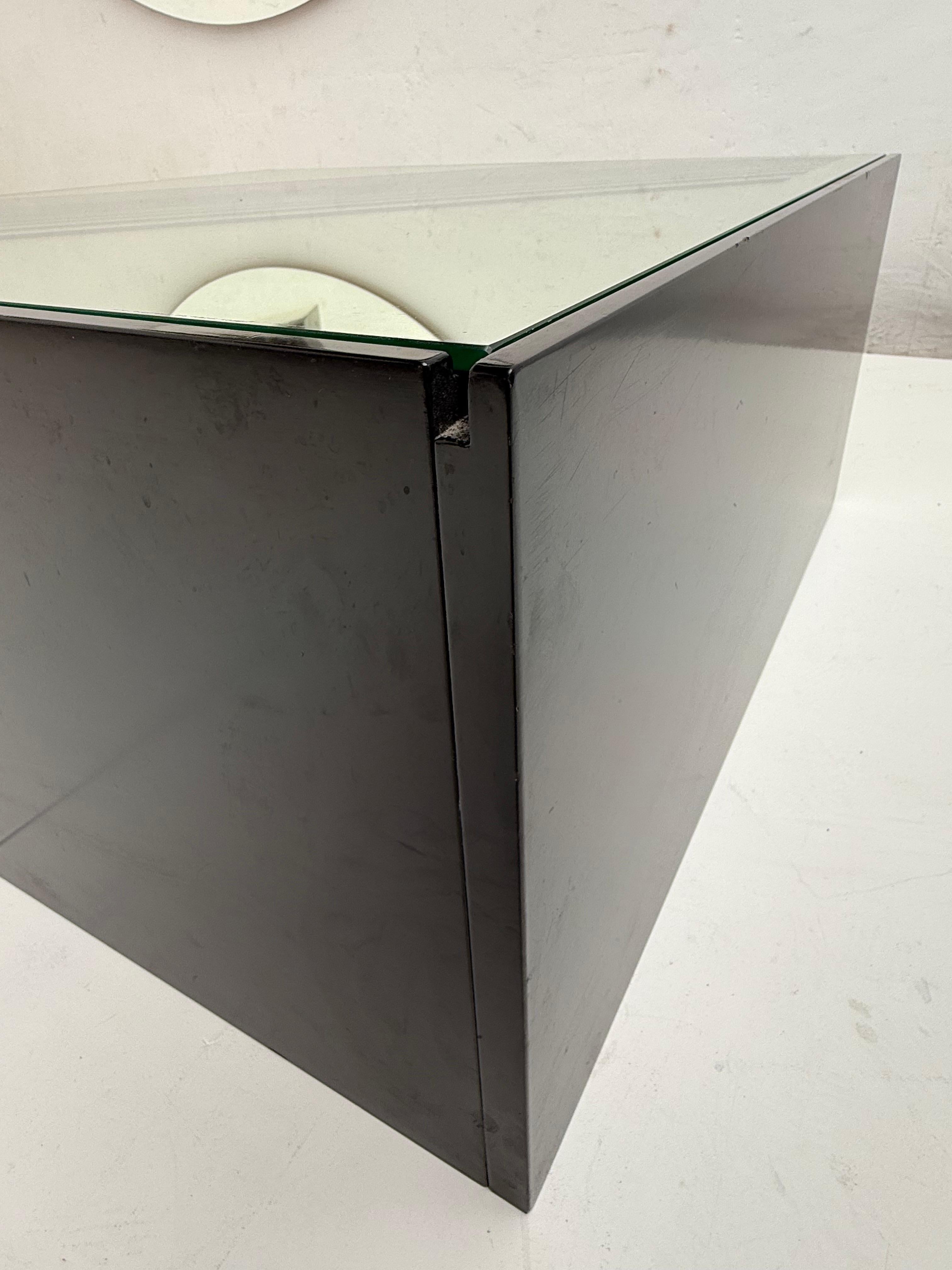 Table basse minimaliste éclairée en miroir et verre gravé Italie Circa 1980 en vente 10
