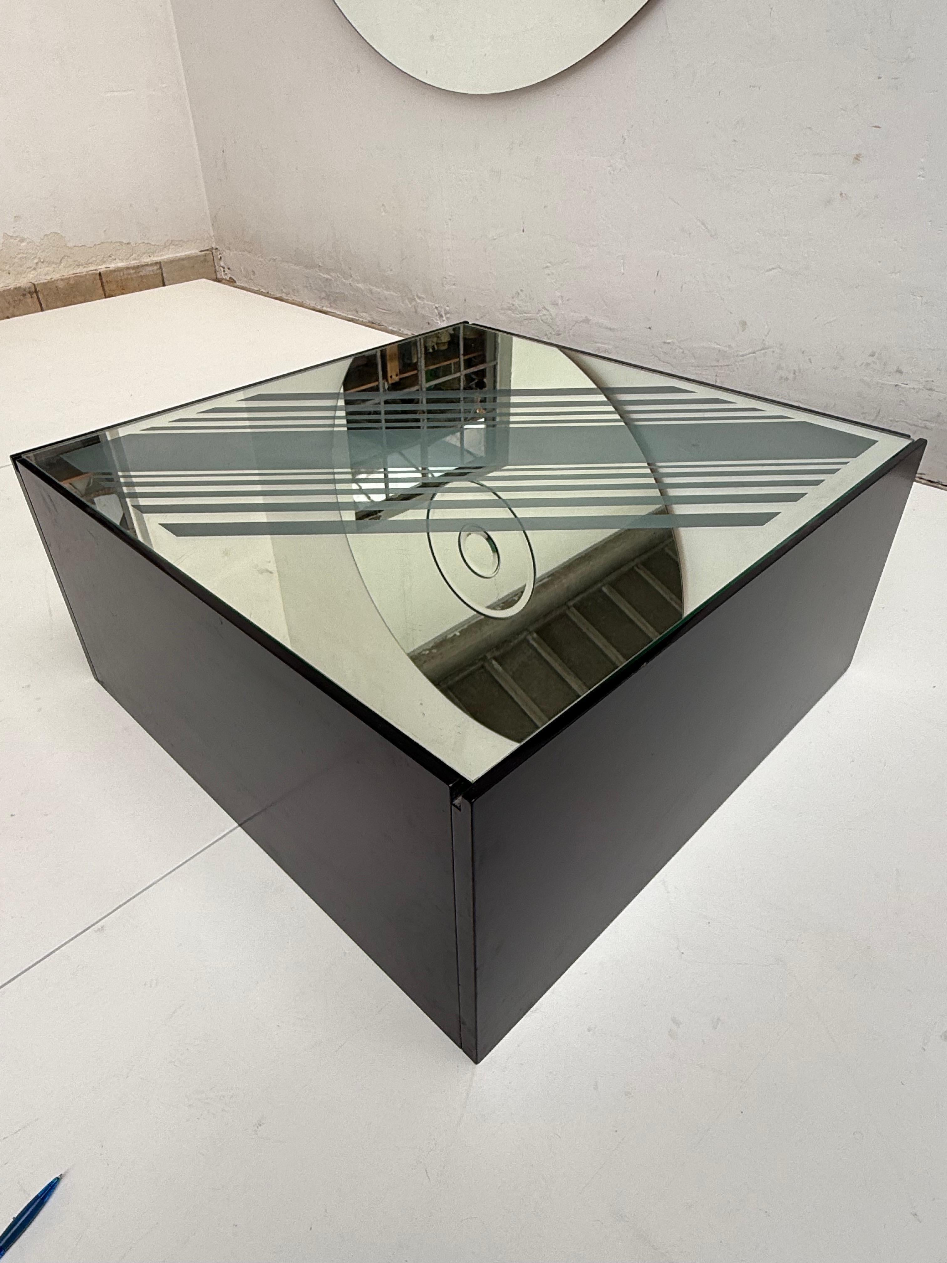 italien Table basse minimaliste éclairée en miroir et verre gravé Italie Circa 1980 en vente
