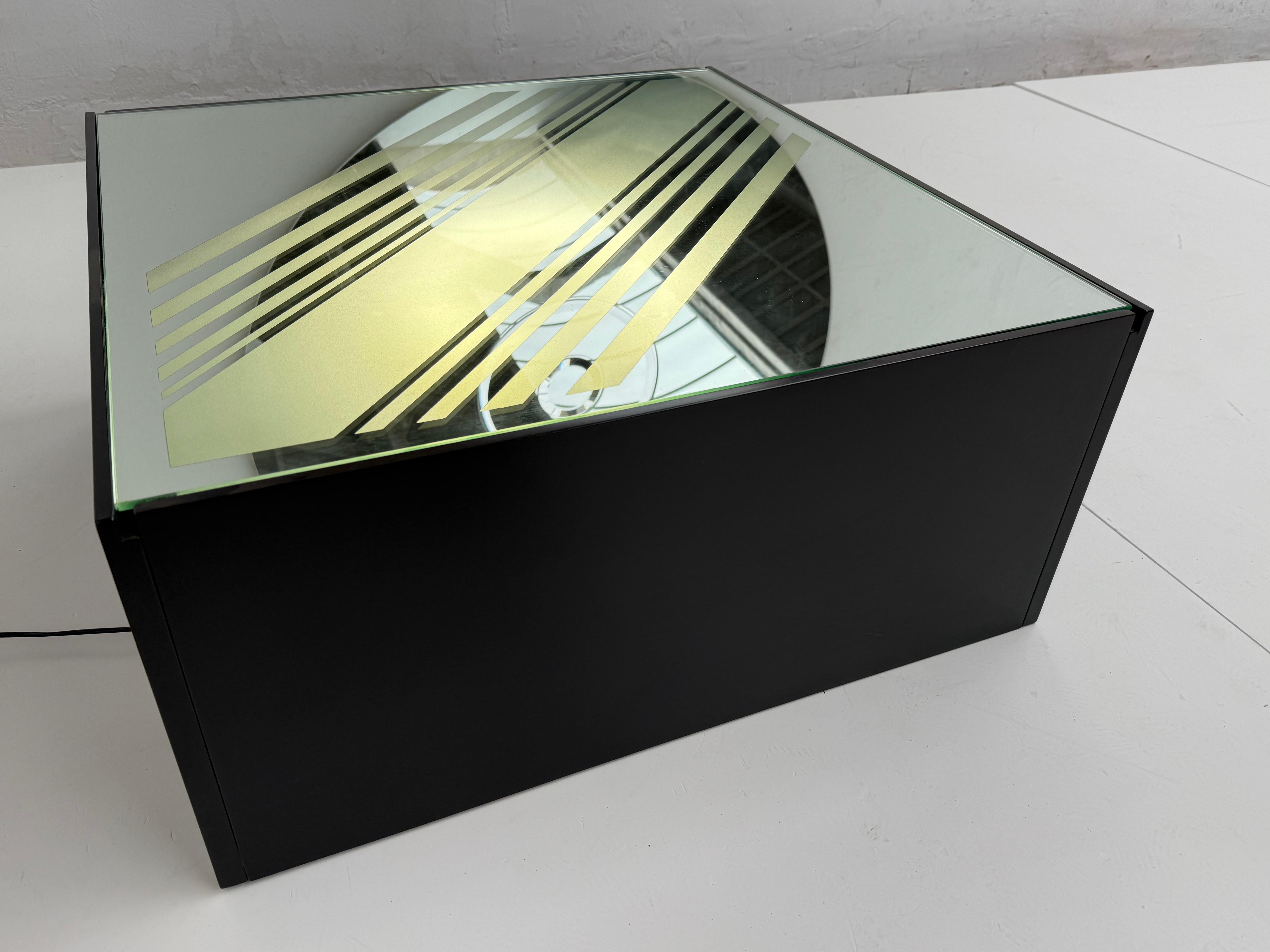 Fin du 20e siècle Table basse minimaliste éclairée en miroir et verre gravé Italie Circa 1980 en vente