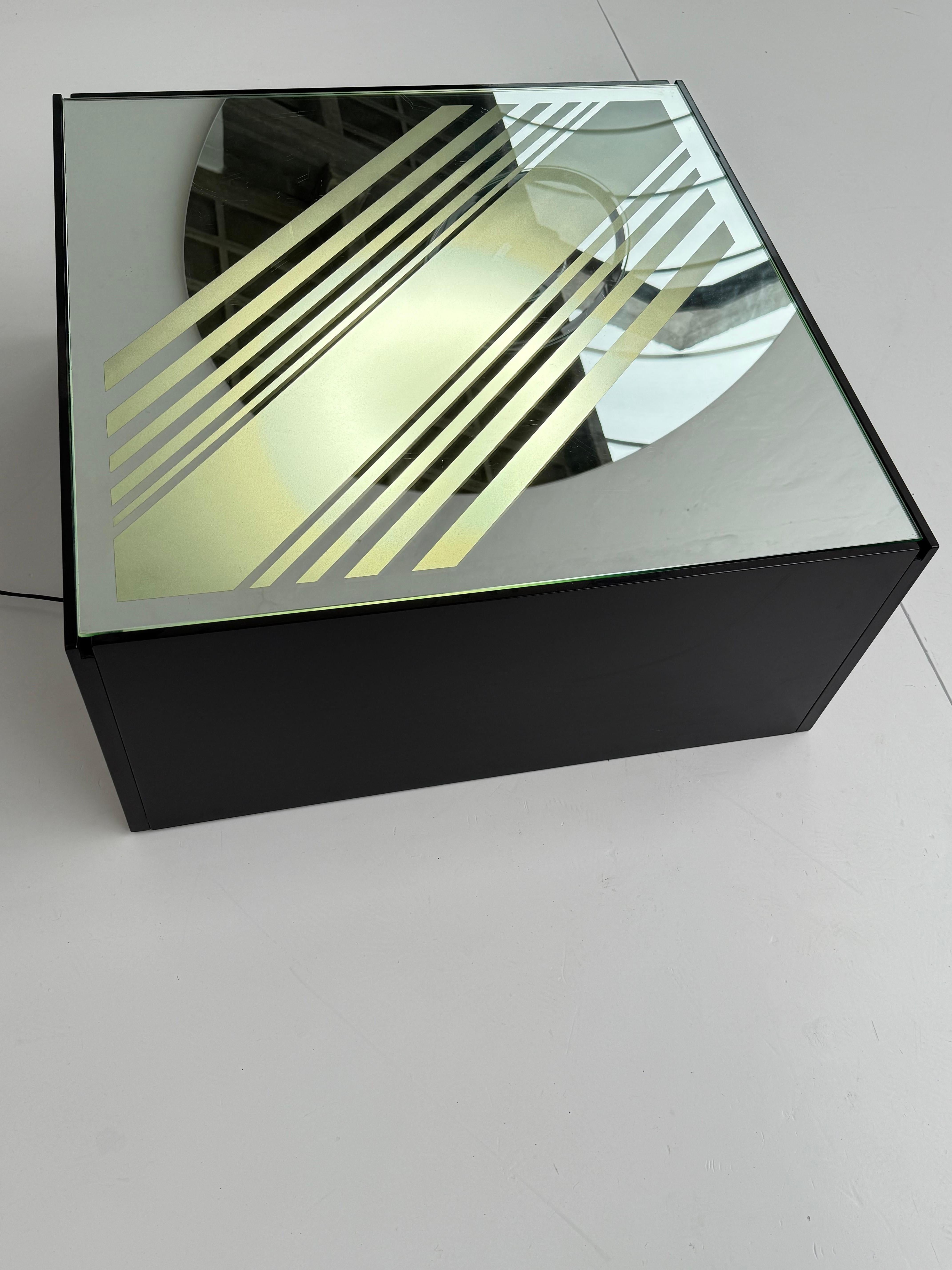 Verre Table basse minimaliste éclairée en miroir et verre gravé Italie Circa 1980 en vente