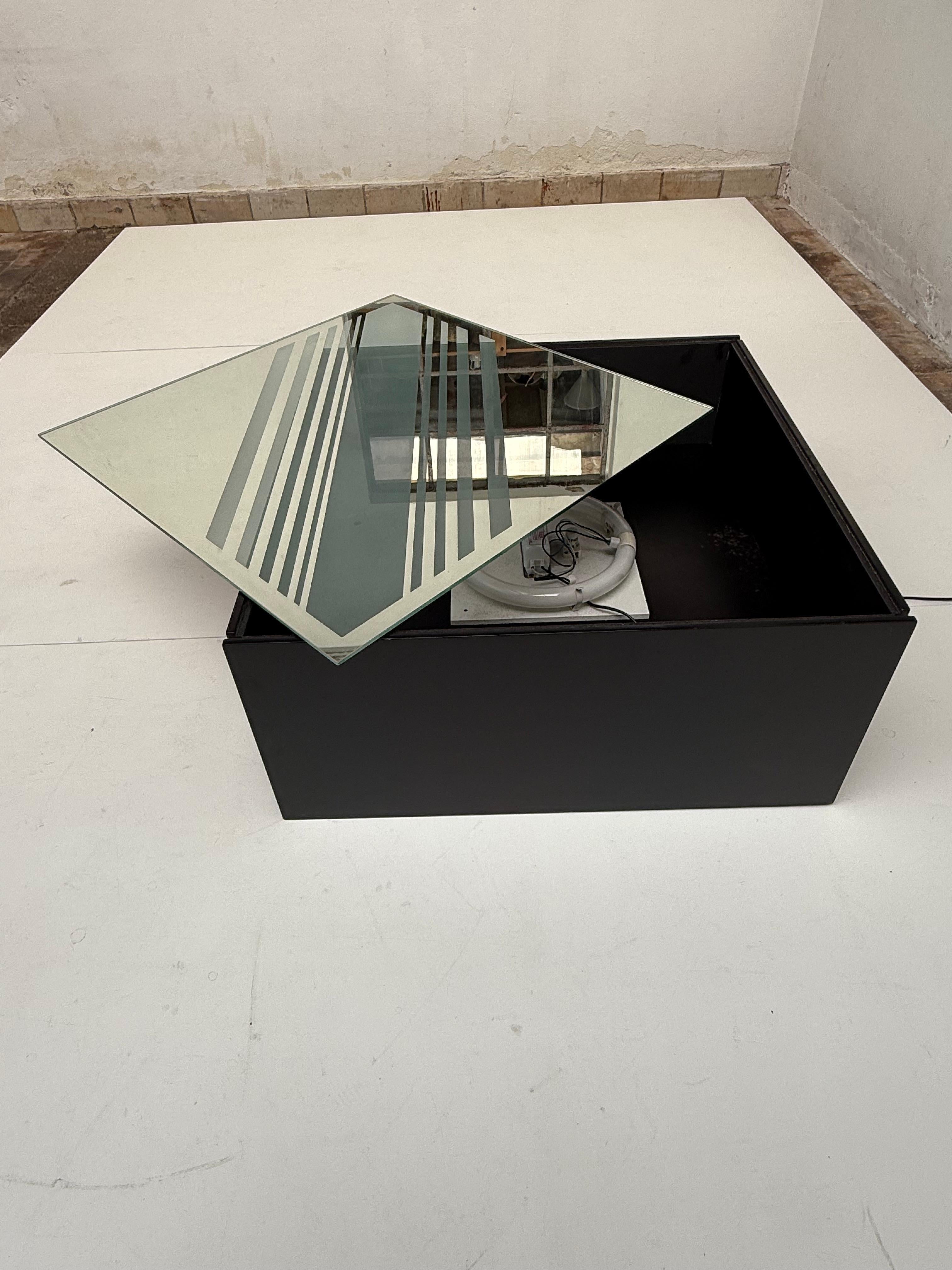 Table basse minimaliste éclairée en miroir et verre gravé Italie Circa 1980 en vente 2