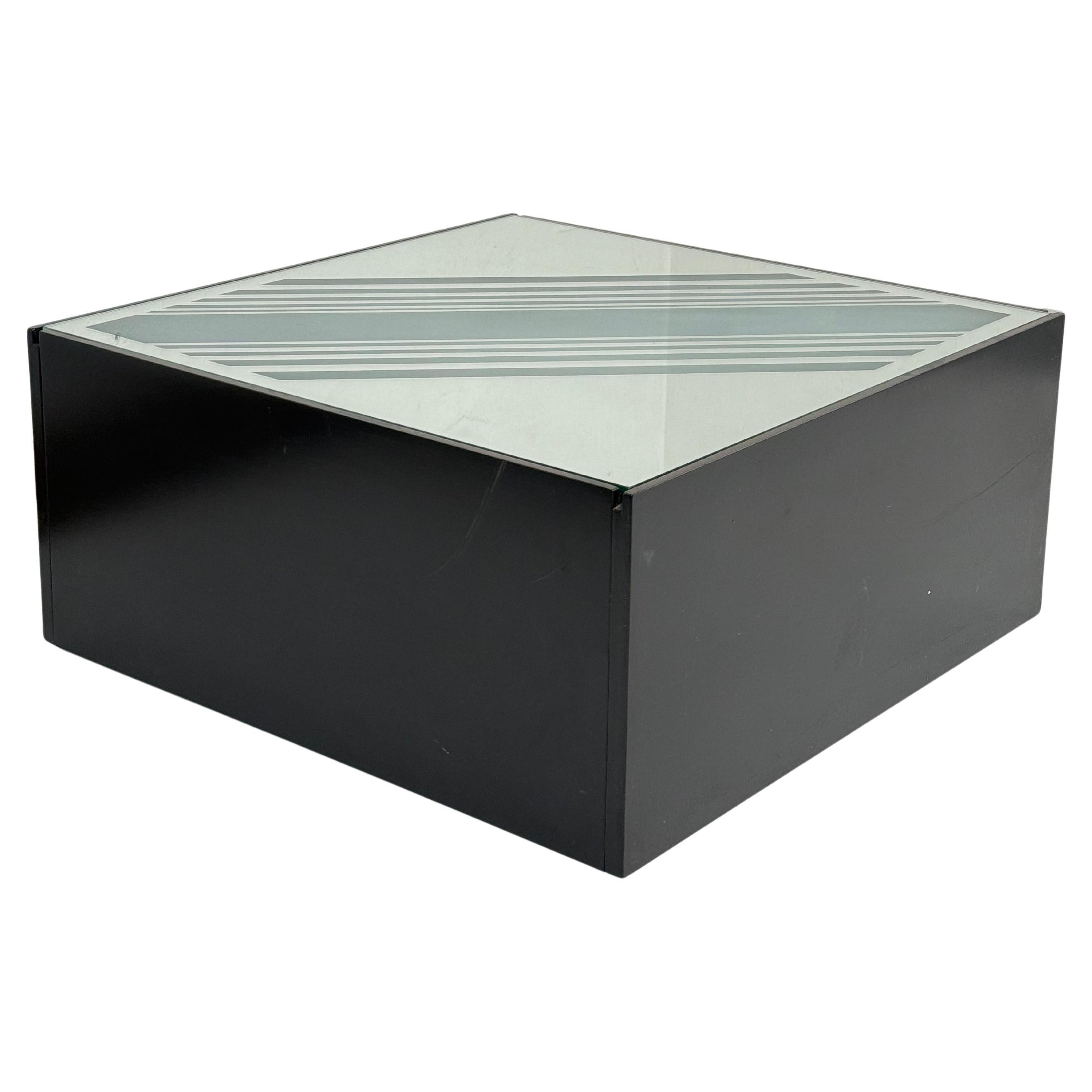Table basse minimaliste éclairée en miroir et verre gravé Italie Circa 1980 en vente