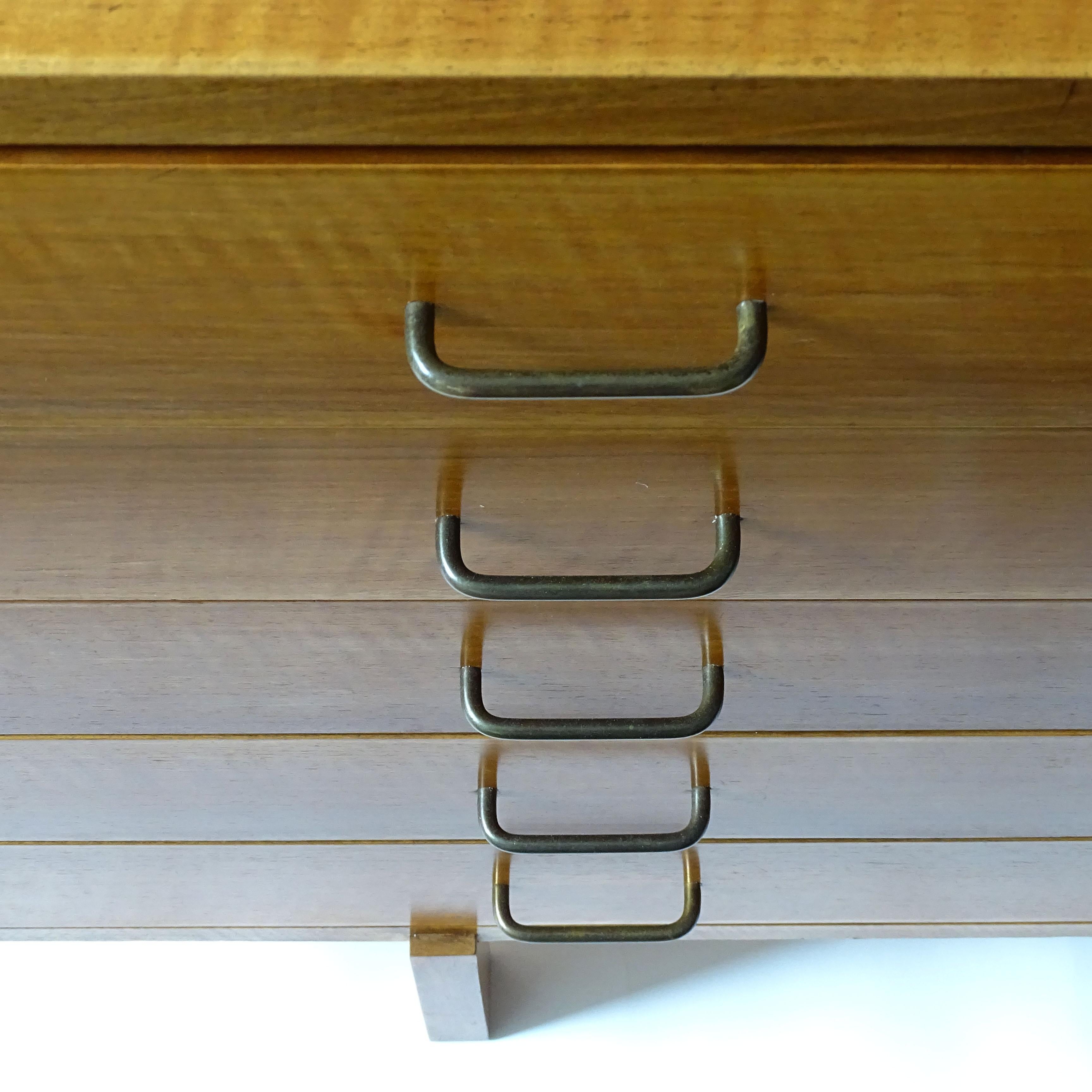 Minimal Italian 1950s Architectural Chest of Drawers in Wood and Brass In Good Condition For Sale In Milan, IT