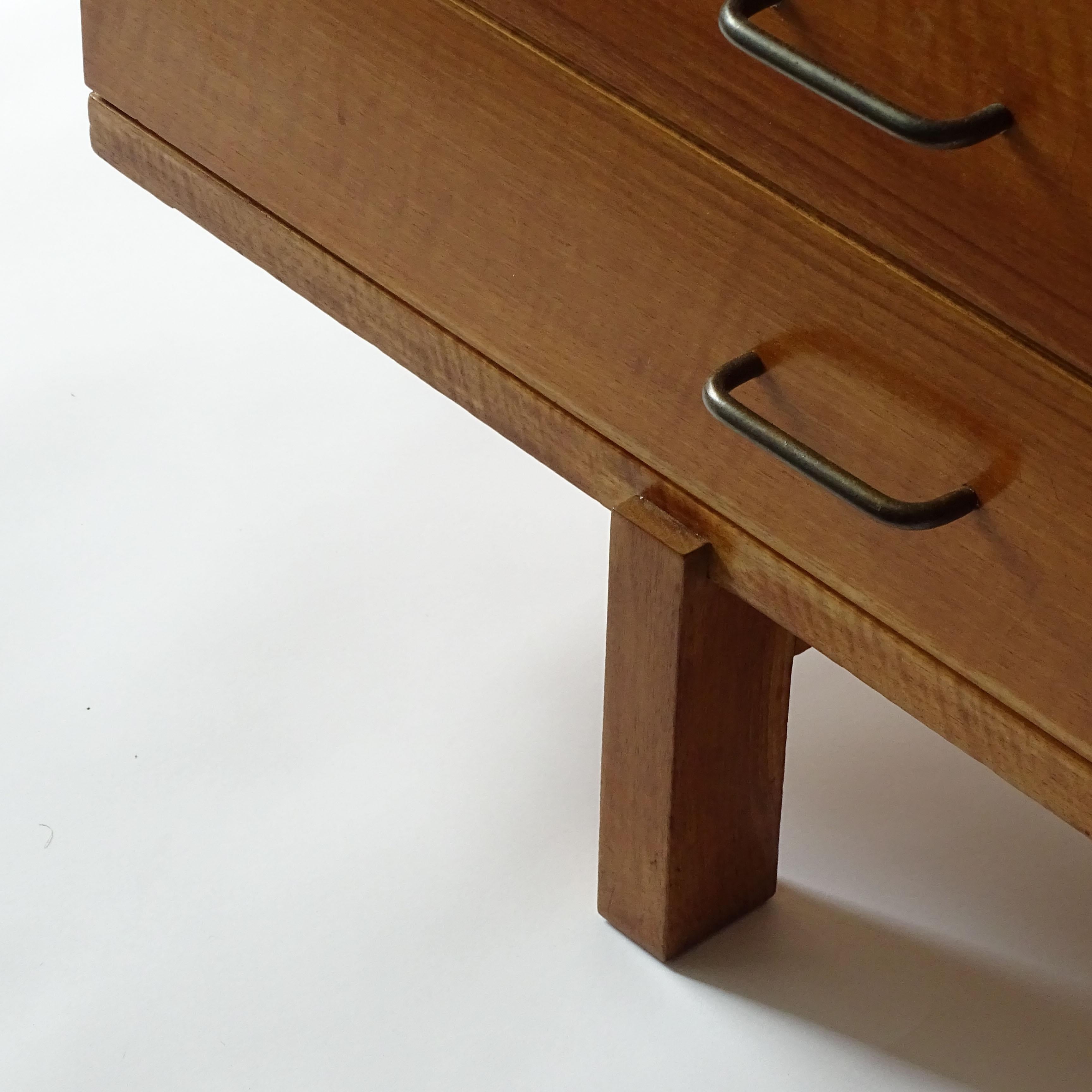 Minimal Italian 1950s Architectural Chest of Drawers in Wood and Brass For Sale 1