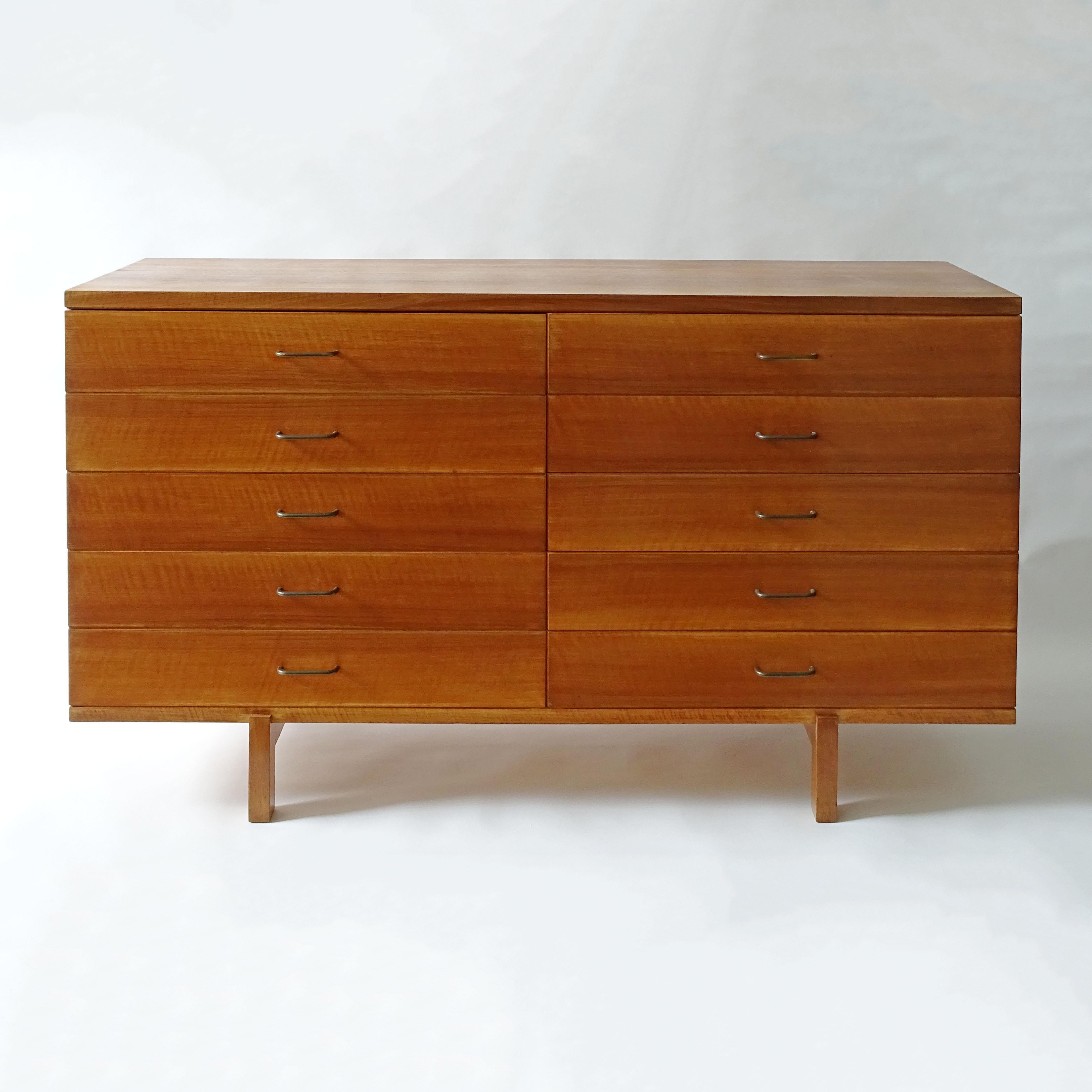 Minimal Italian 1950s Architectural Chest of Drawers in Wood and Brass For Sale 2