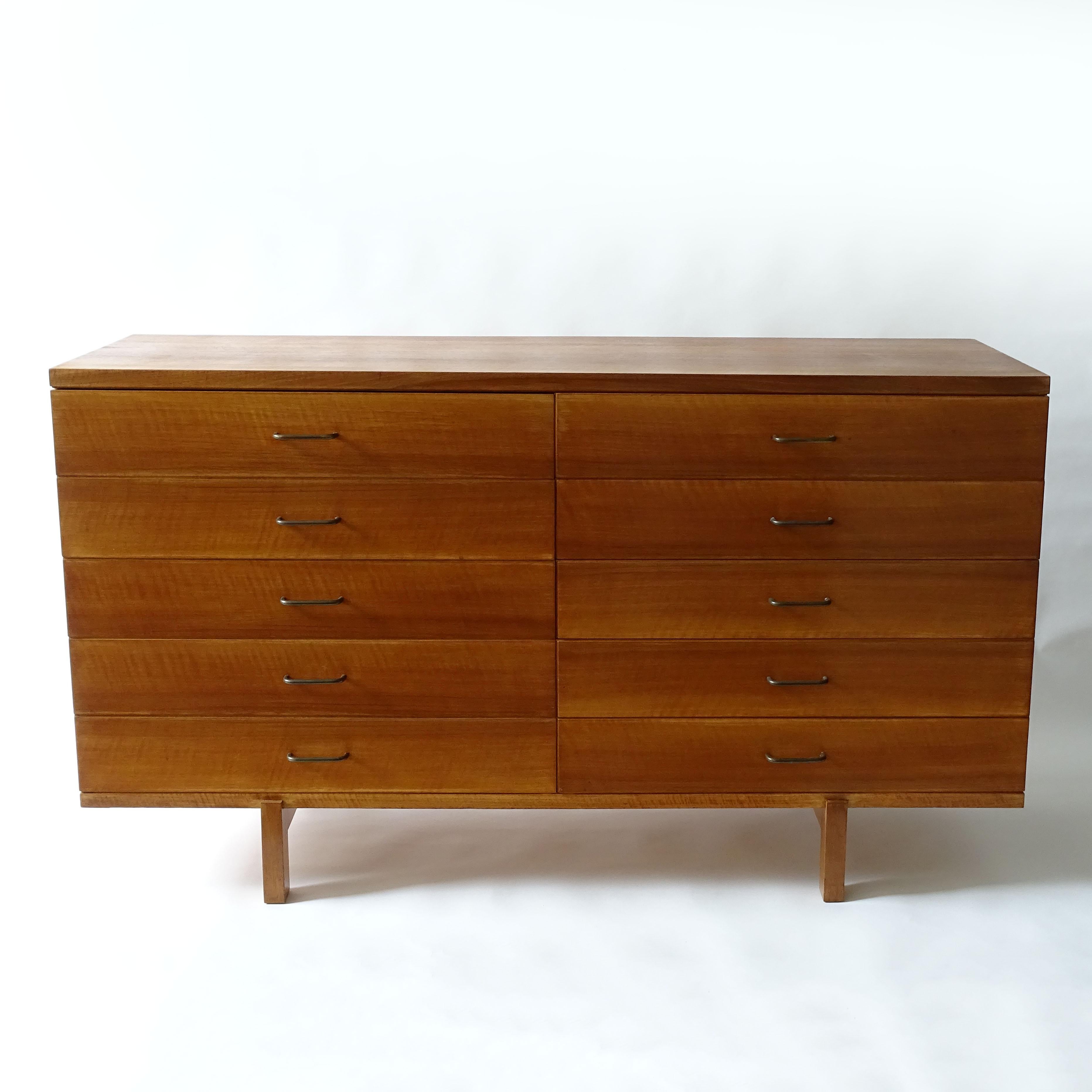 Minimal Italian 1950s Architectural Chest of Drawers in Wood and Brass For Sale 3