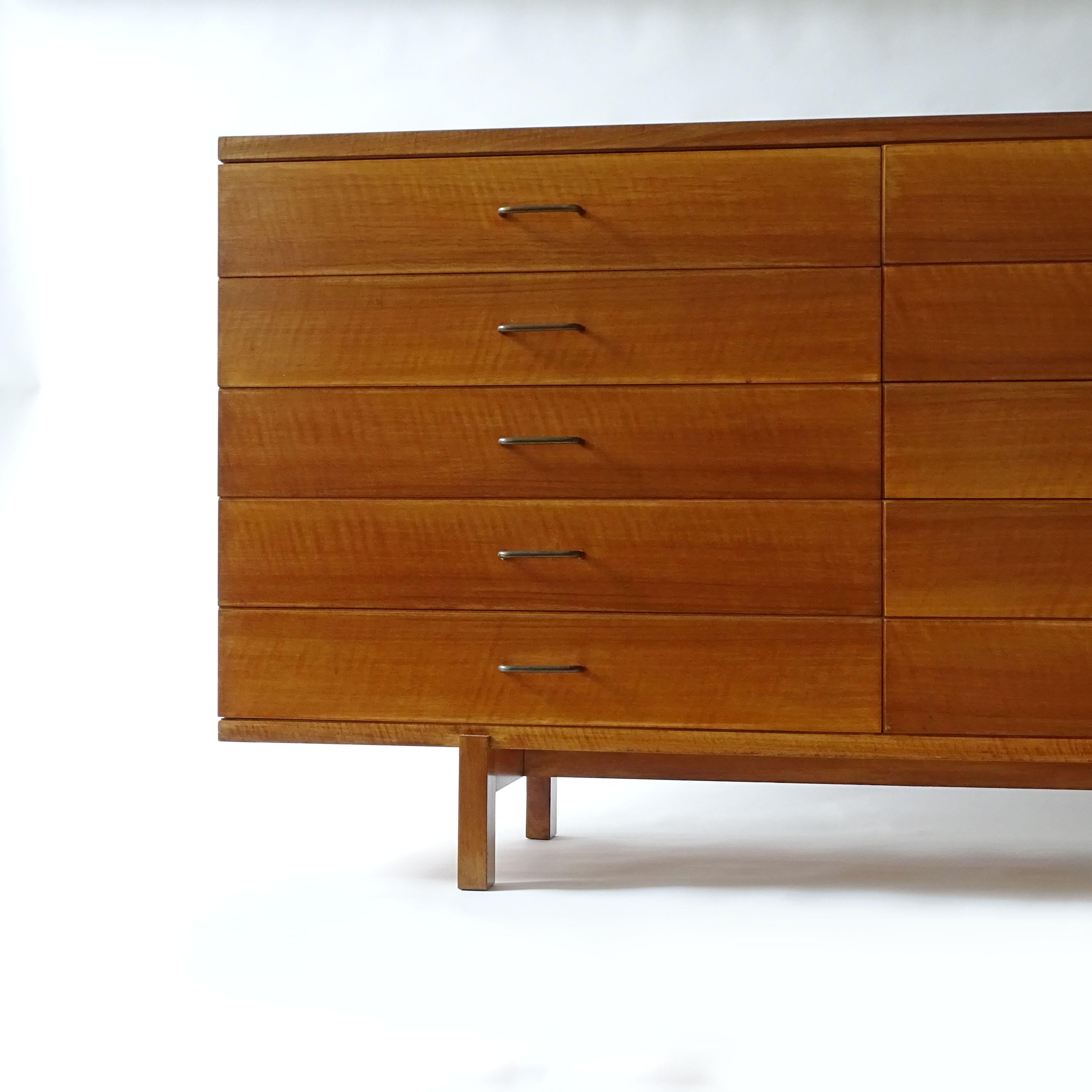 Minimal Italian 1950s Architectural Chest of Drawers in Wood and Brass For Sale 4