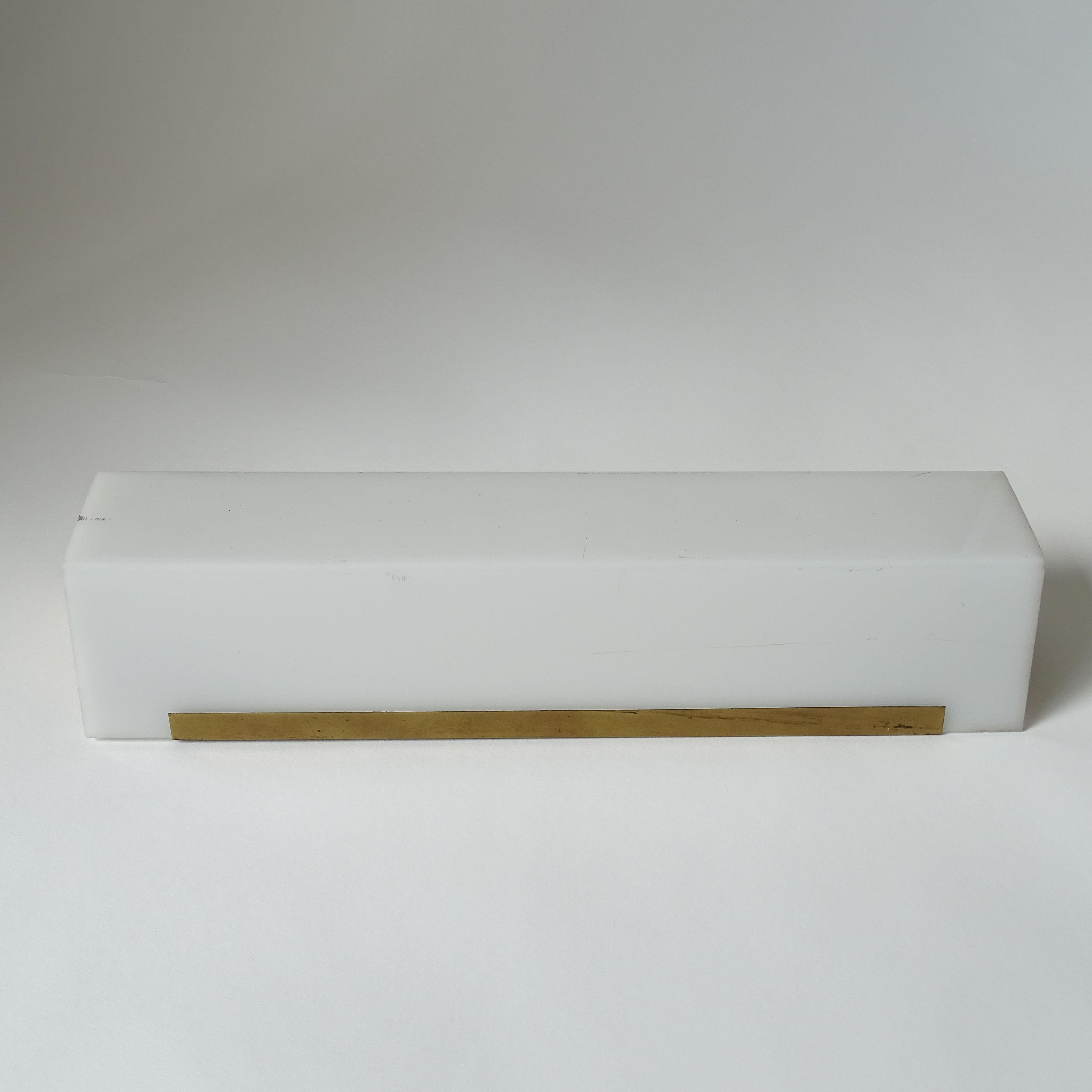 Mid-Century Modern Lampe murale en laiton et plexiglas des années 1950. en vente