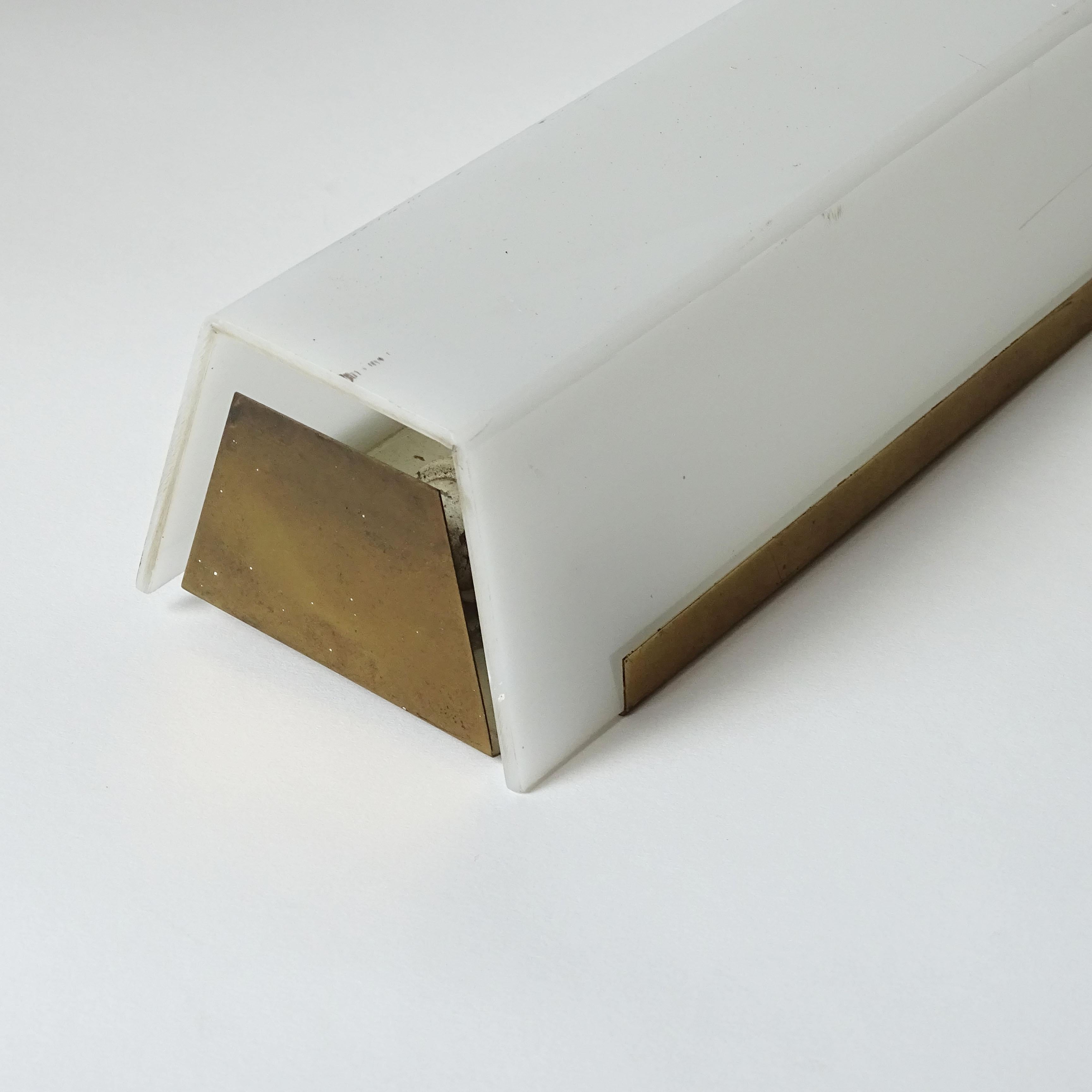 italien Lampe murale en laiton et plexiglas des années 1950. en vente
