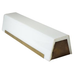Minimalistische italienische Wandlampe aus Messing und Plexiglas aus den 1950er Jahren.