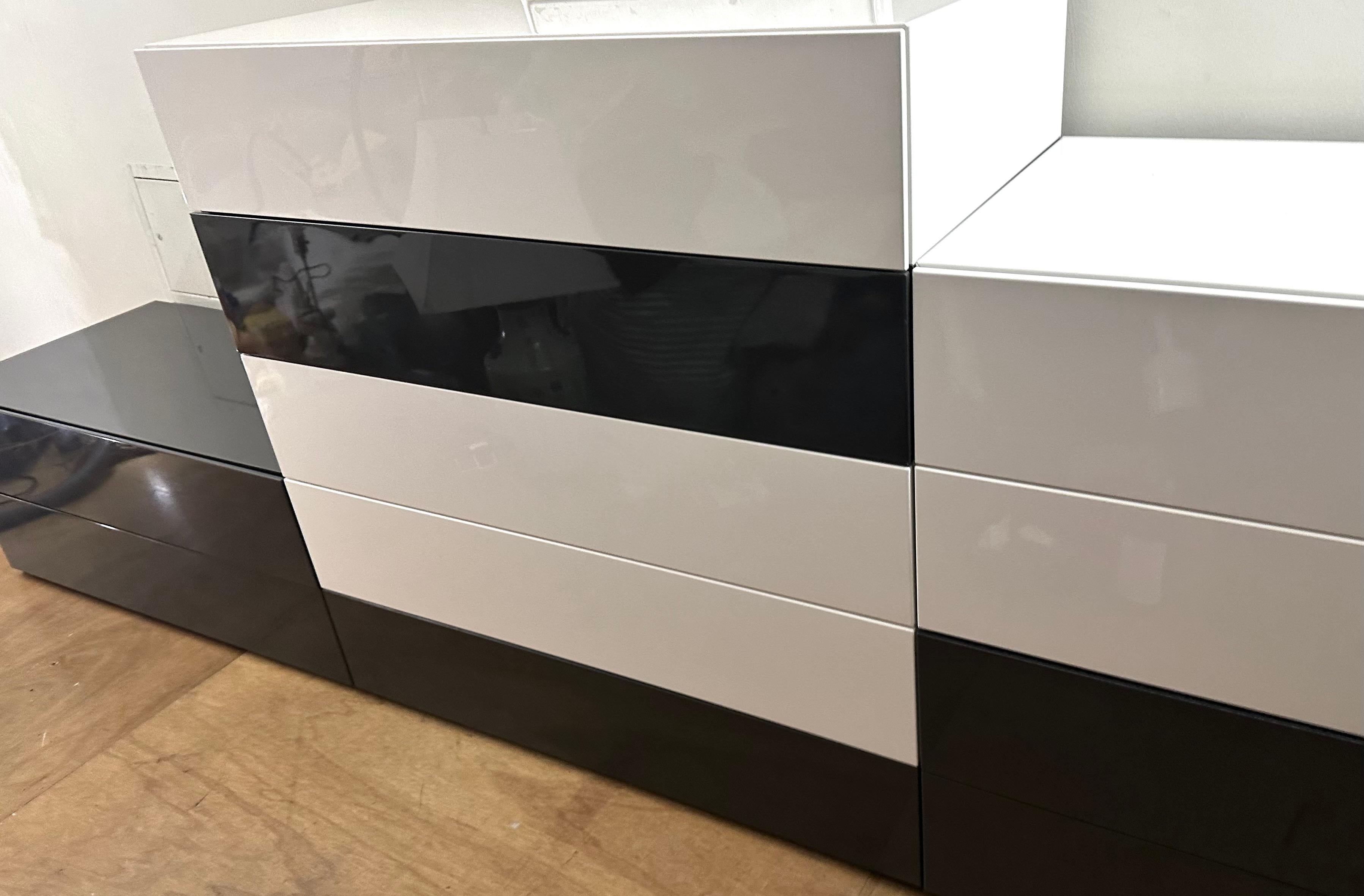 Laque Ensemble de commodes Brix modulaires blanc et gris par Bensen, Italie en vente