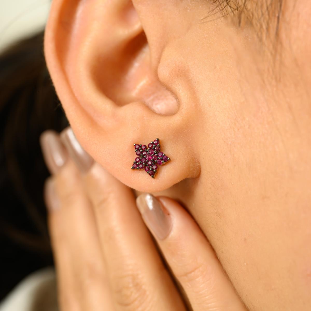 Add a playful sparkle to your collection with these charming star-shaped earrings, crafted in luminous 14K white gold. Encrusted with 0.63 carats of vibrant red gemstones, each earring radiates brilliance and style. Perfect for both everyday
