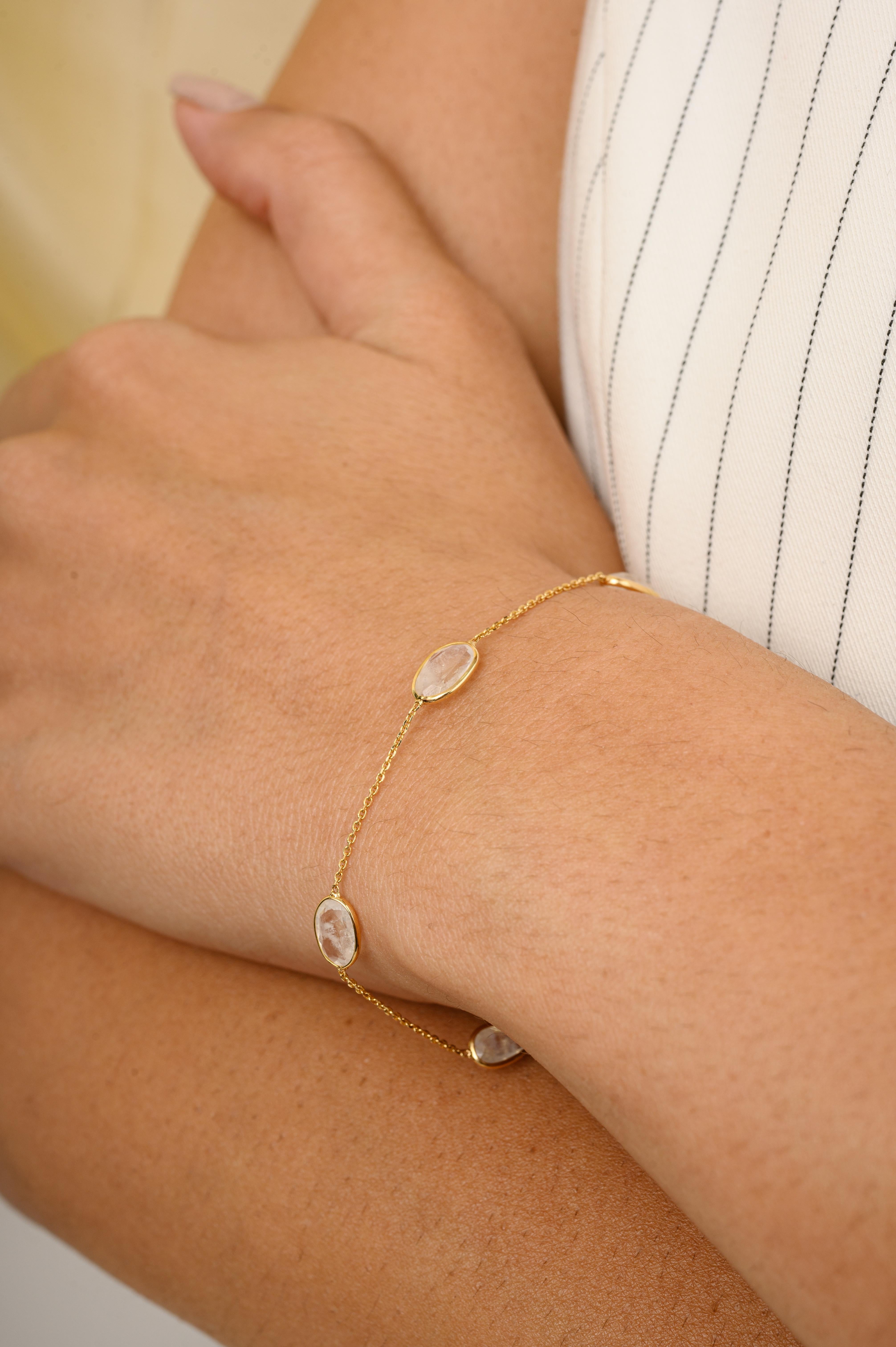 Ce bracelet en or 18 carats de 0,59 carats de pierre de lune arc-en-ciel naturelle et étincelante est composé d'une chaîne de pierres de lune de la naissance du mois de juin. Il mesure 7 pouces de long. 
La pierre de lune arc-en-ciel peut vous aider