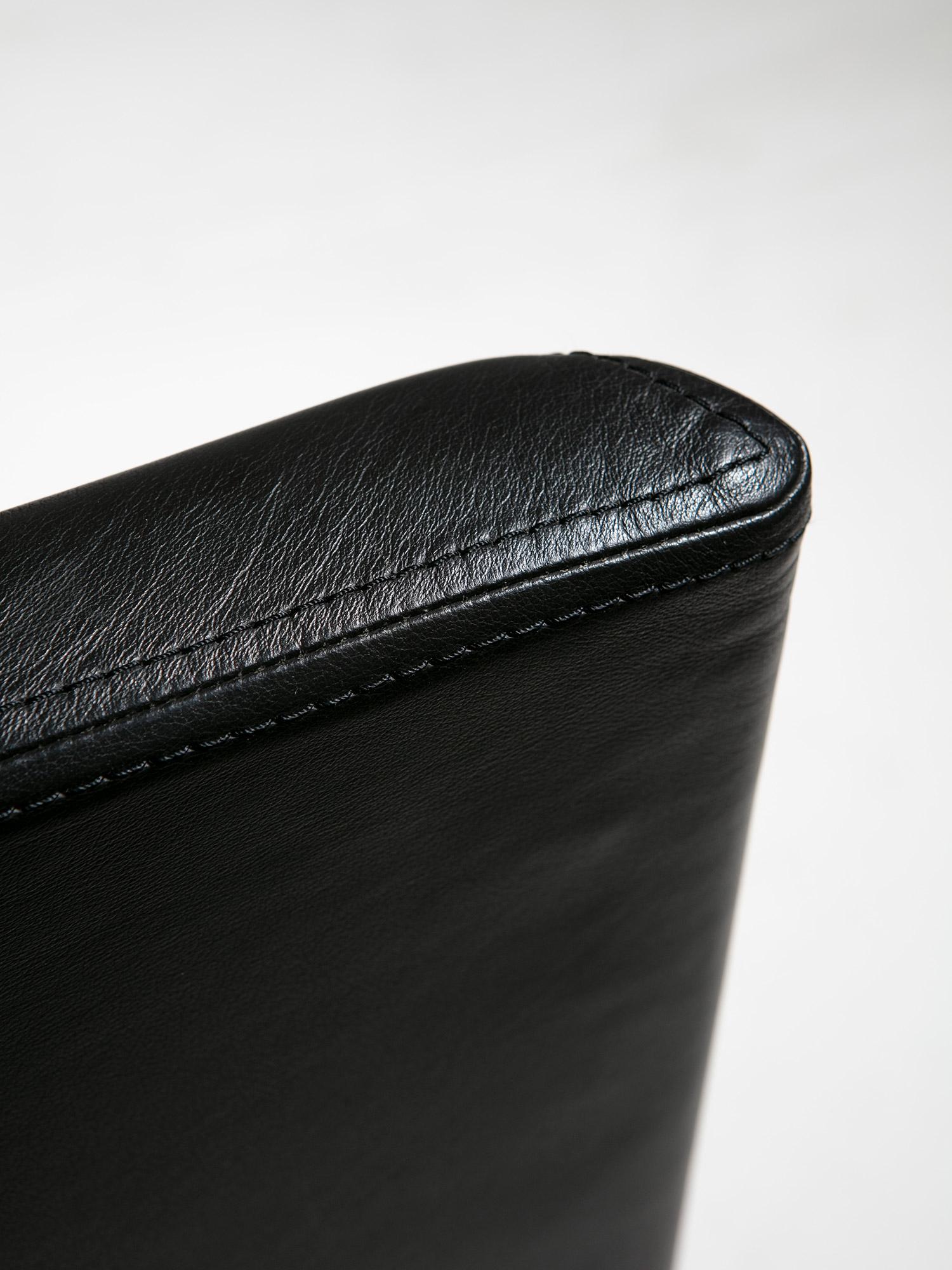 Poltrona minimal in pelle modello 