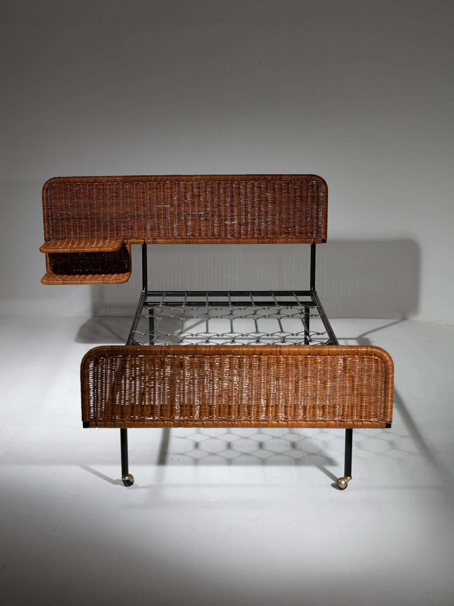 Minimal Metal and Wicker Single Bed with Integrated Shelves, Italy, 1960s In Good Condition For Sale In Milan, IT