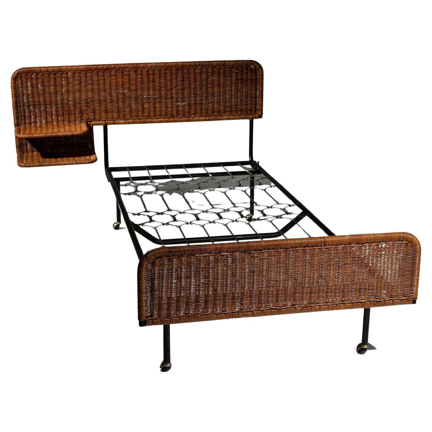 Minimalistisches Einzelbett aus Metall und Korbweide mit integrierten Einlegeböden, Italien, 1960er Jahre im Angebot