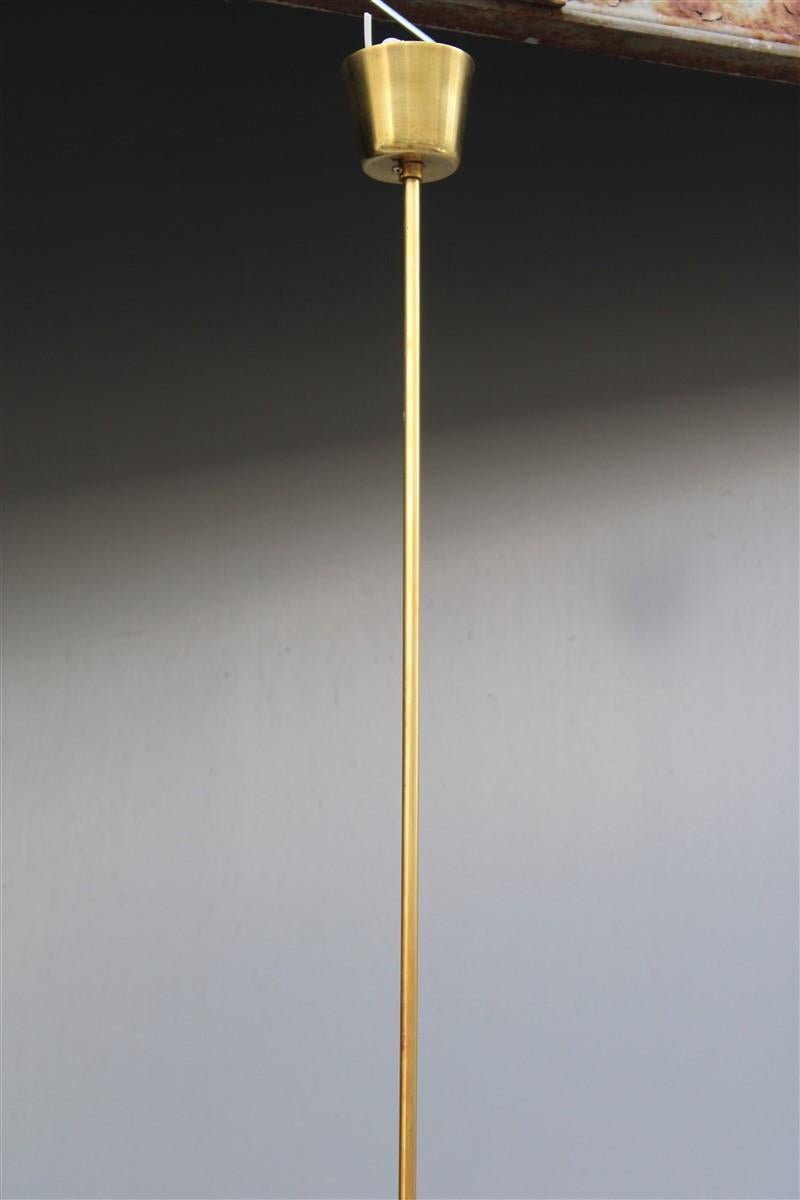 Stilnovo, minimalistischer Mid-Century-Kronleuchter im italienischen Design, Messing, Gold, Weißglas (Moderne der Mitte des Jahrhunderts) im Angebot
