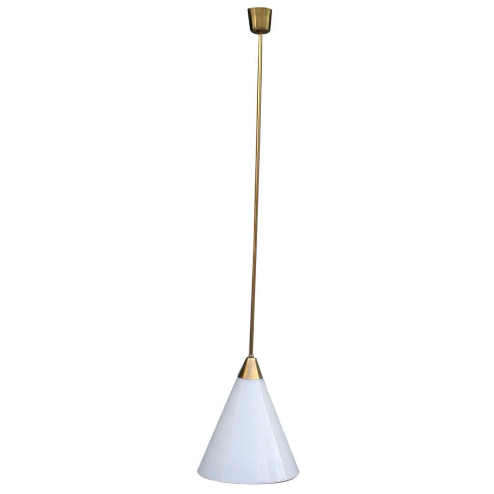 Stilnovo, minimalistischer Mid-Century-Kronleuchter im italienischen Design, Messing, Gold, Weißglas im Angebot