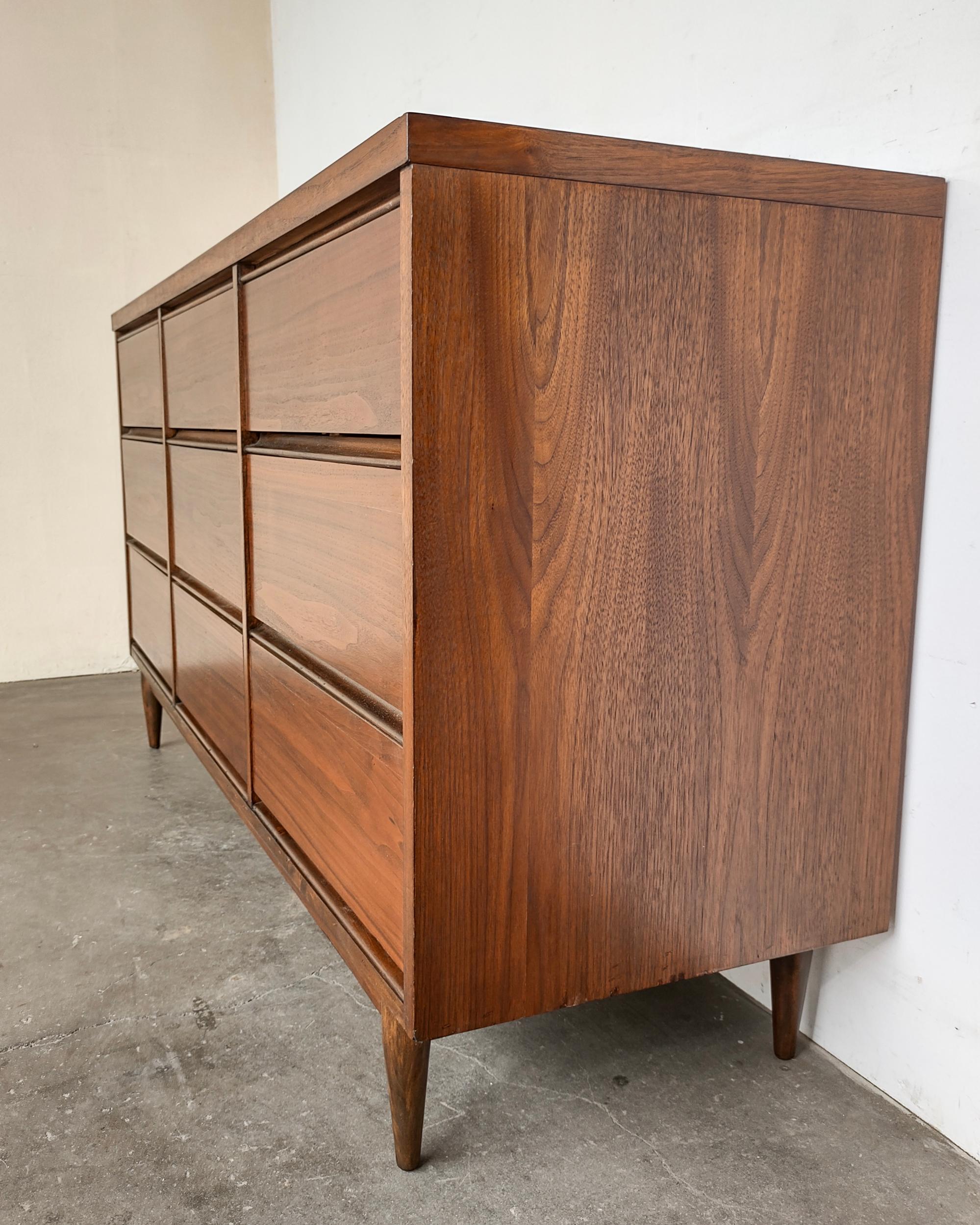 Minimal Mid-Century Modern Walnut Wood Lowboy Dresser, 1960s In Good Condition In Hawthorne, CA