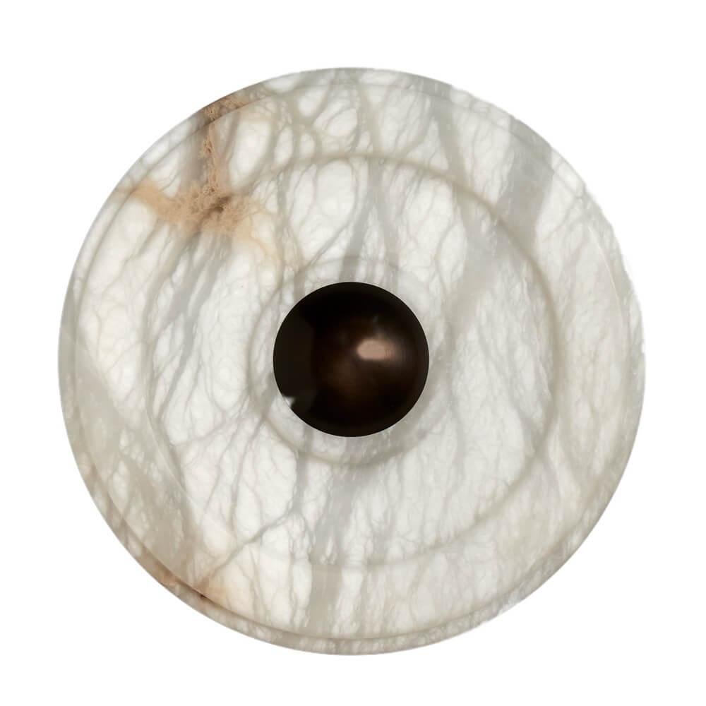 Un'applique creata in collaborazione con lo studio milanese di interior design lc atelier.
La forma circolare attenua la solidità del materiale utilizzato, l'alabastro.

L'alabastro è un materiale unico, caratterizzato da trasparenza e venature