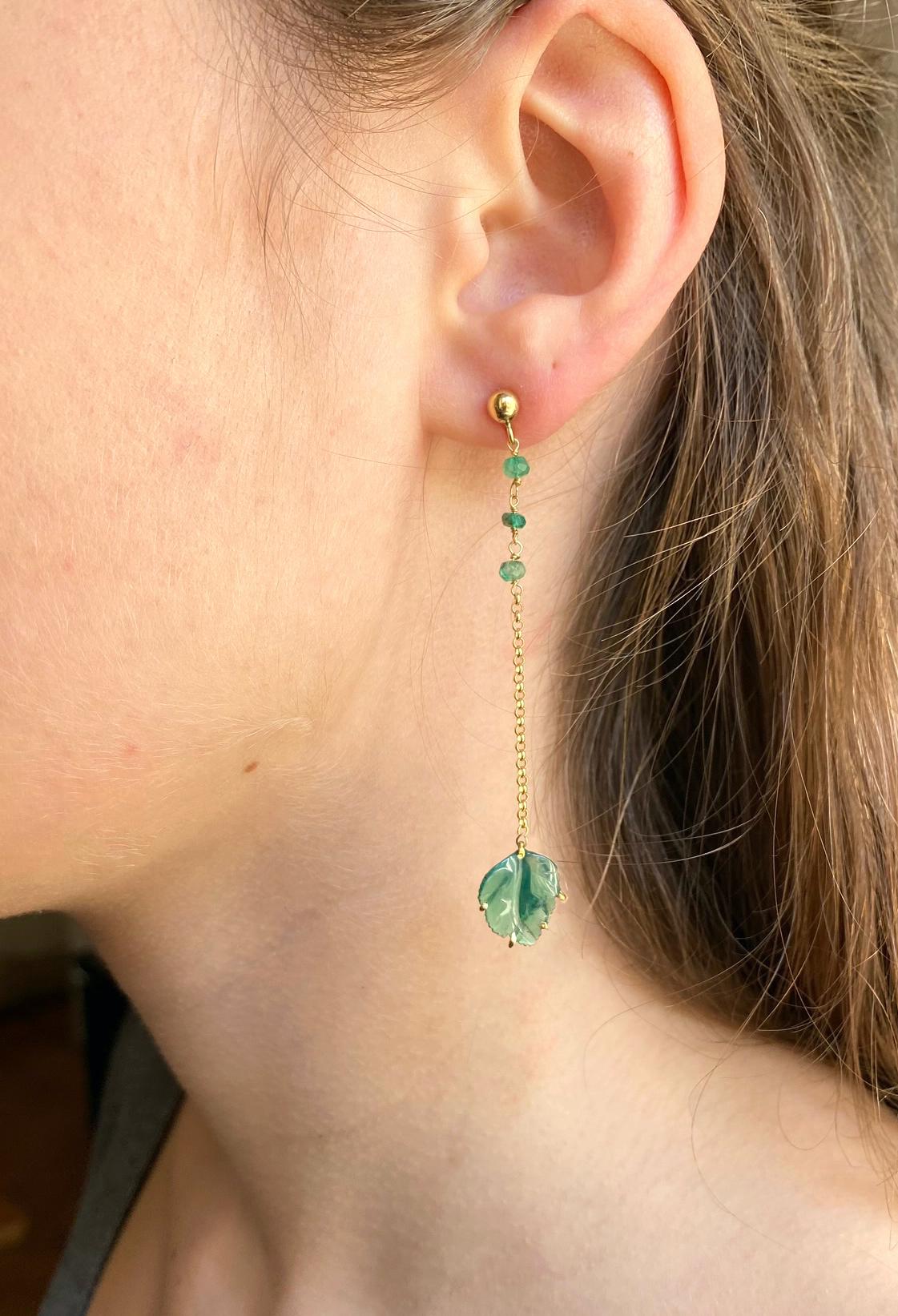 Minimal Modern Emeralds Agate Leaf 18 Karats Yellow Gold Elegant Dangle Earrings In New Condition For Sale In Rome, IT
