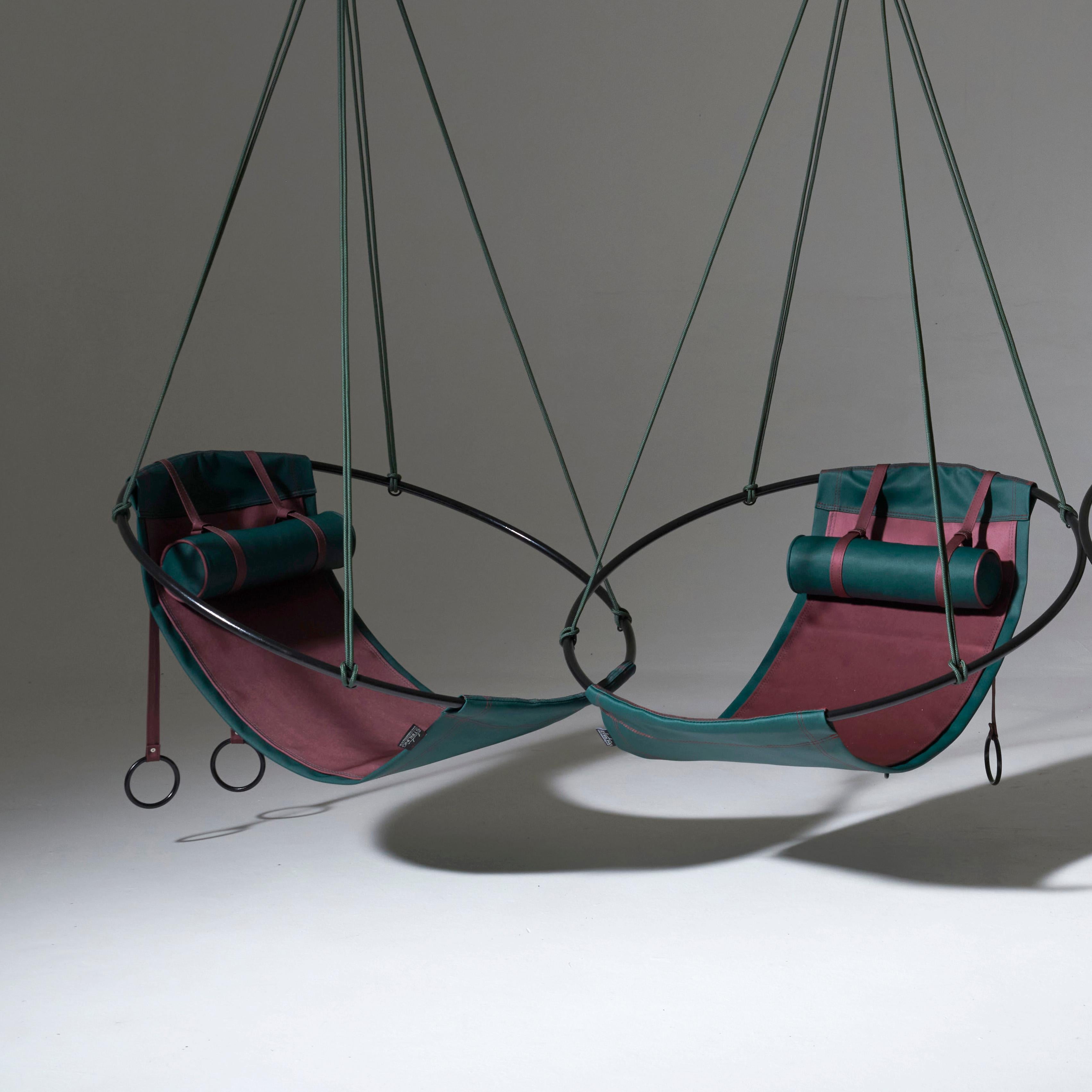 Minimaliste Chaise suspendue d'extérieur minimaliste et moderne en forme de boucle, Rubin and Forest en vente