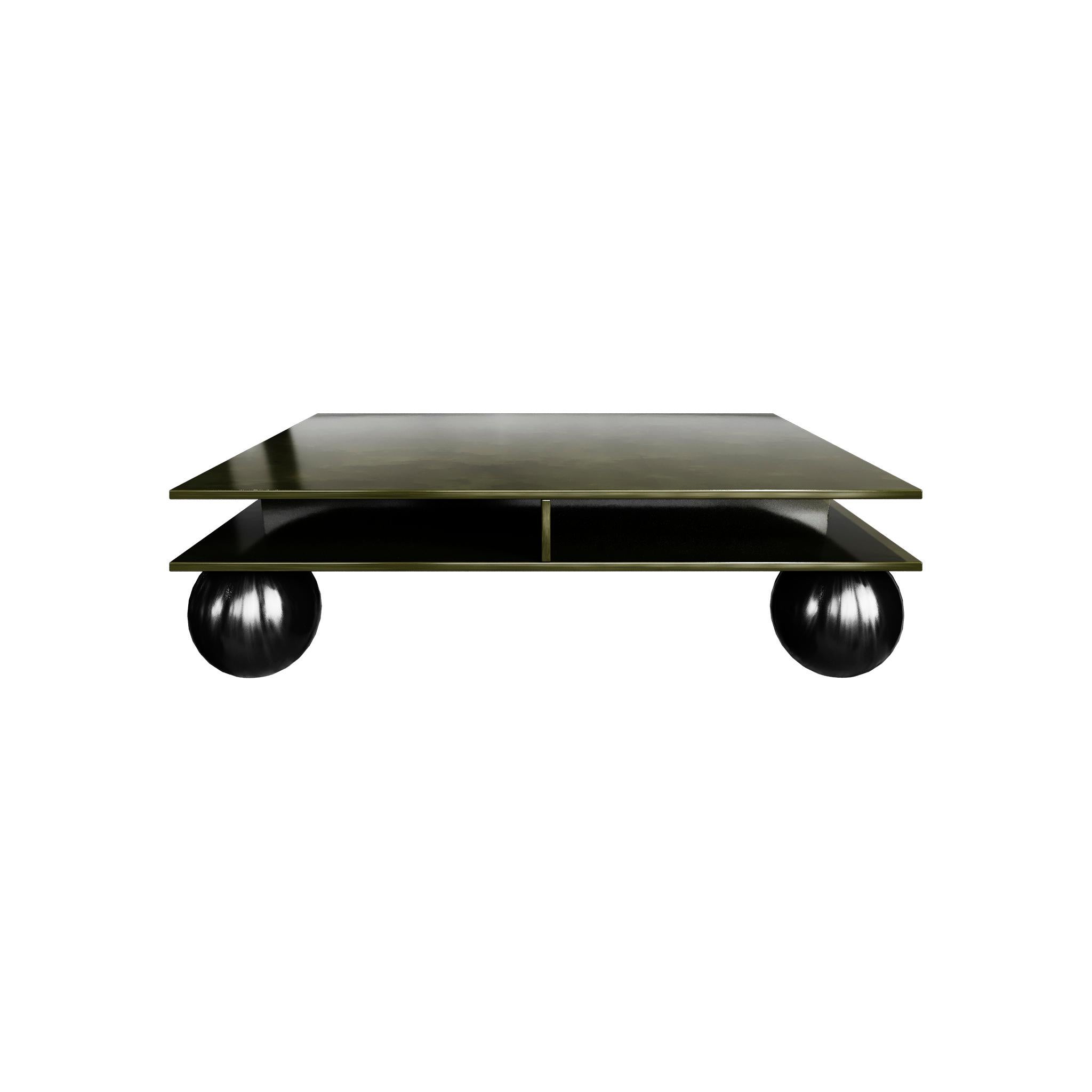 Mesa de centro cuadrada, moderna y minimalista, lacada en verde oscuro brillante
La Mesa de centro Meza es una mesa de centro cuadrada minimalista con un elegante acabado verde. Cuatro esculturales esferas elevan su distintivo diseño, añadiendo una