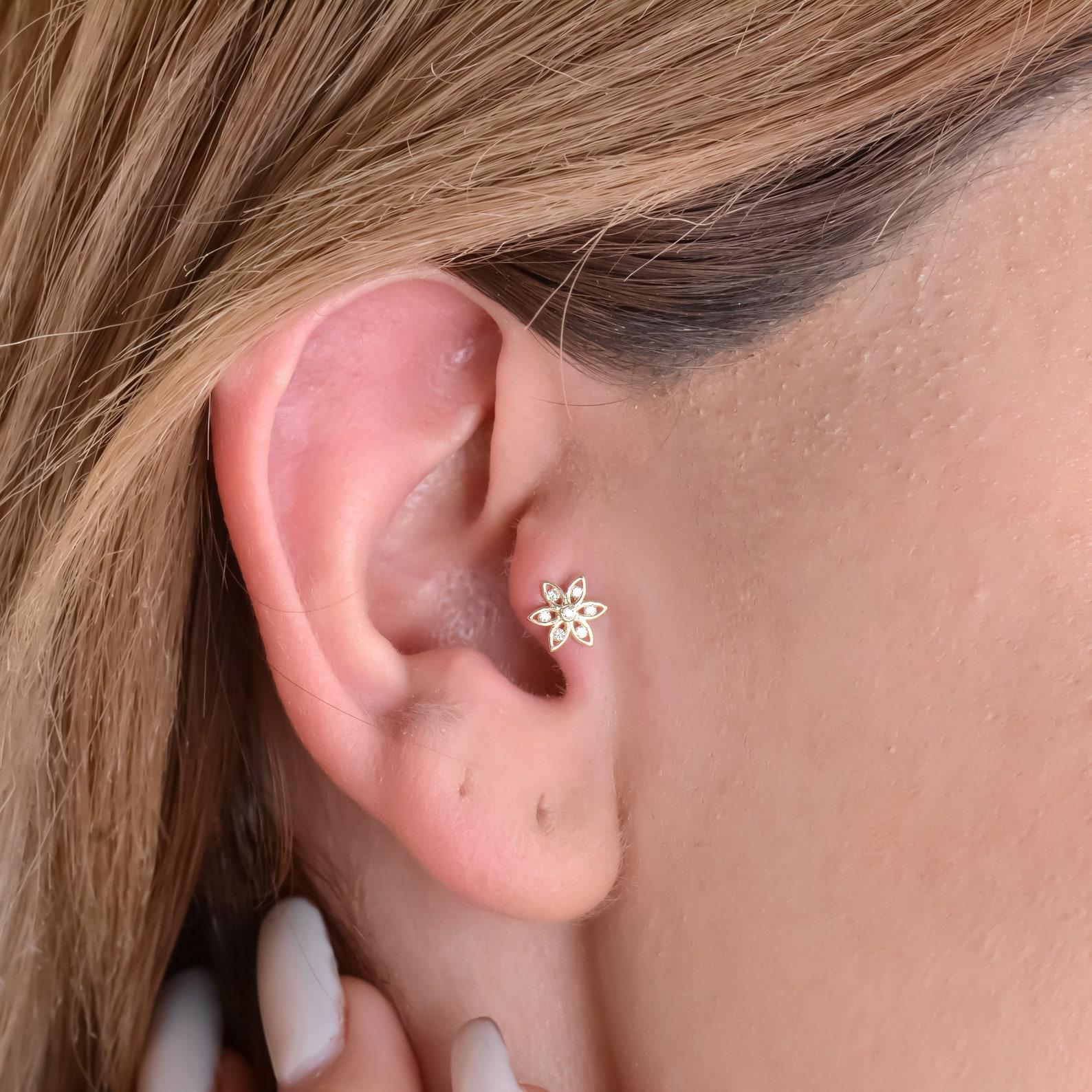 Minimalistischer minimalistischer Tragus-Ohrring aus Moissanit mit Schraubverschluss 925 aus Sterlingsilber für Damen im Zustand „Neu“ in Chicago, IL
