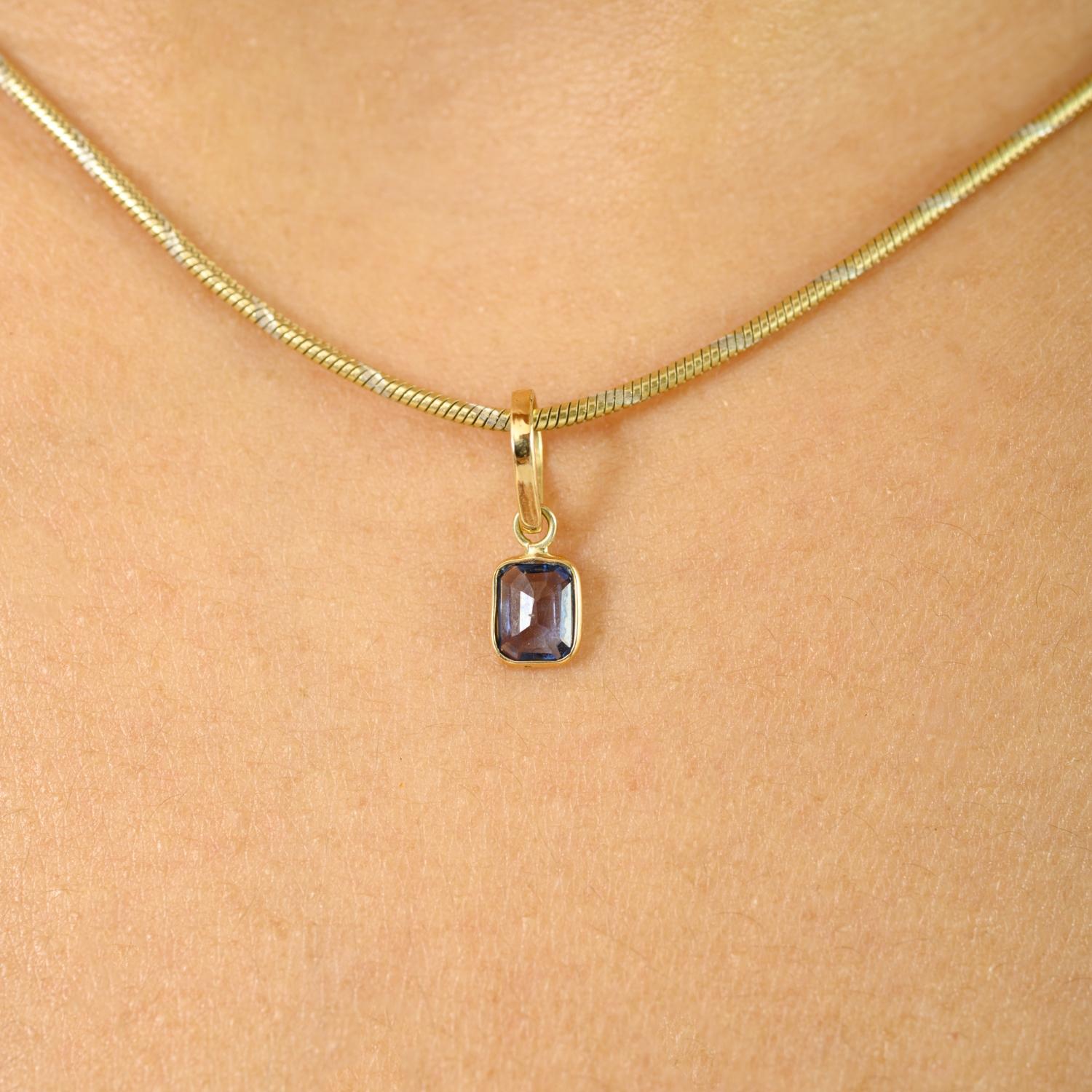 Ottagono Ciondolo minimal con zaffiro blu taglio ottagono in oro giallo 14k Regalo per la figlia in vendita