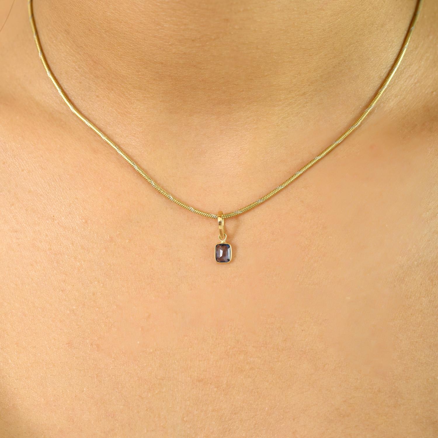 Donna Ciondolo minimal con zaffiro blu taglio ottagono in oro giallo 14k Regalo per la figlia in vendita