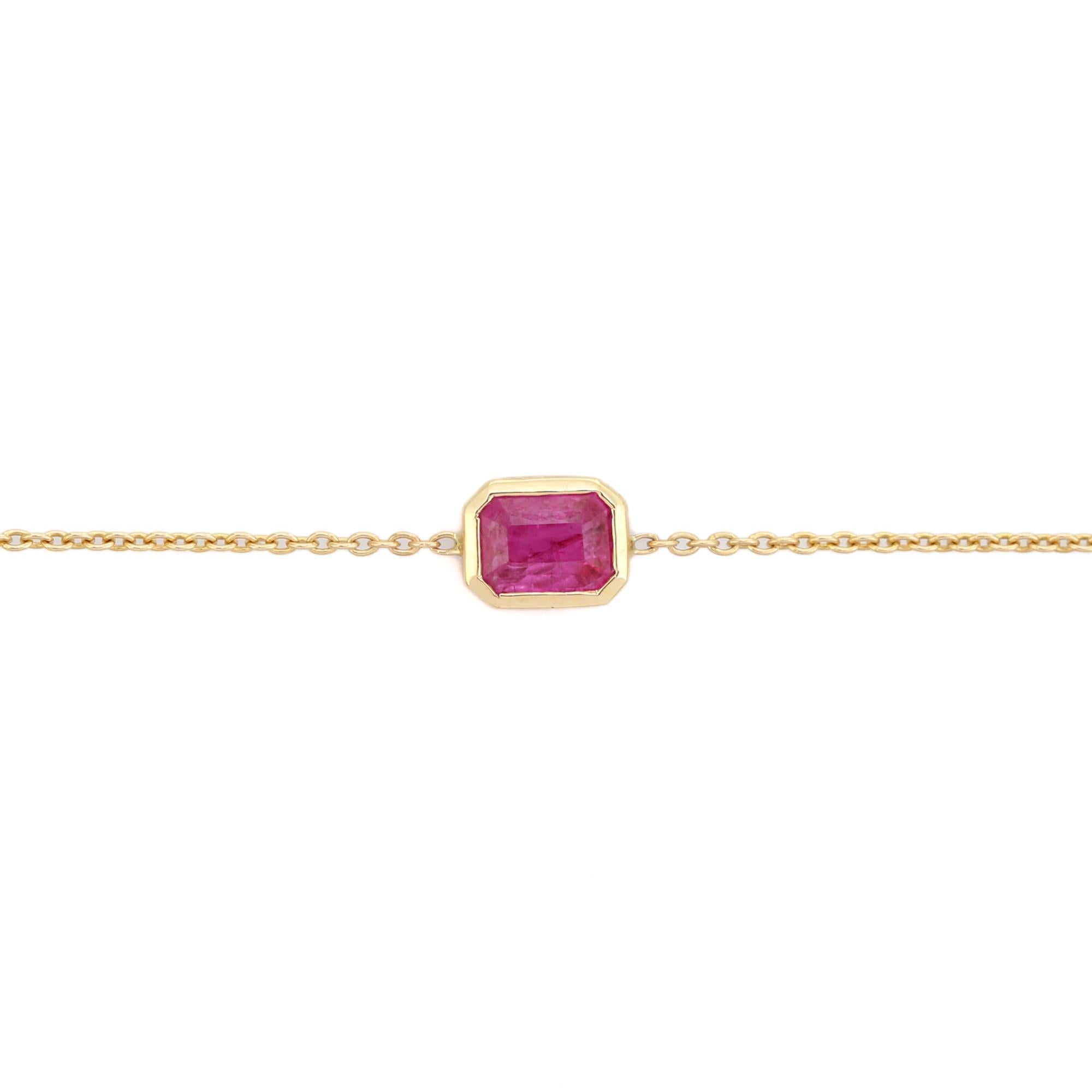Bracelet en or jaune 14K avec un rubis octogonal de 0.55 cts en serti clos. La chaîne fine mesure 7 pouces et se ferme à l'aide d'un fermoir à anneau à ressort. Le design géométrique épuré offre une élégance moderne et discrète, parfaite pour une