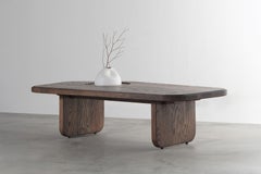 Minimaler organischer moderner Couchtisch aus Eichenholz mit Messingintarsien