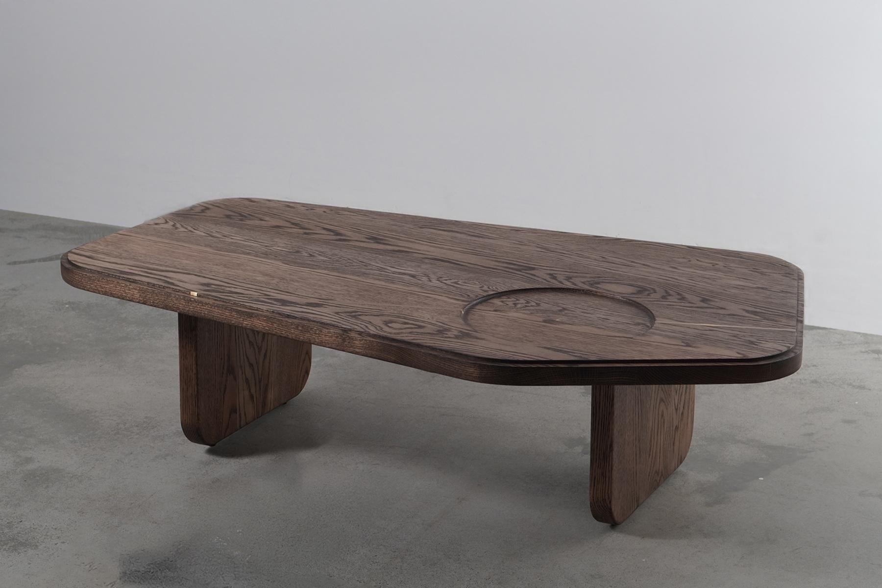 Minimal Organic Modern Oak wood Coffee Table with Brass Inlay In New Condition For Sale In Hyderabad, TG